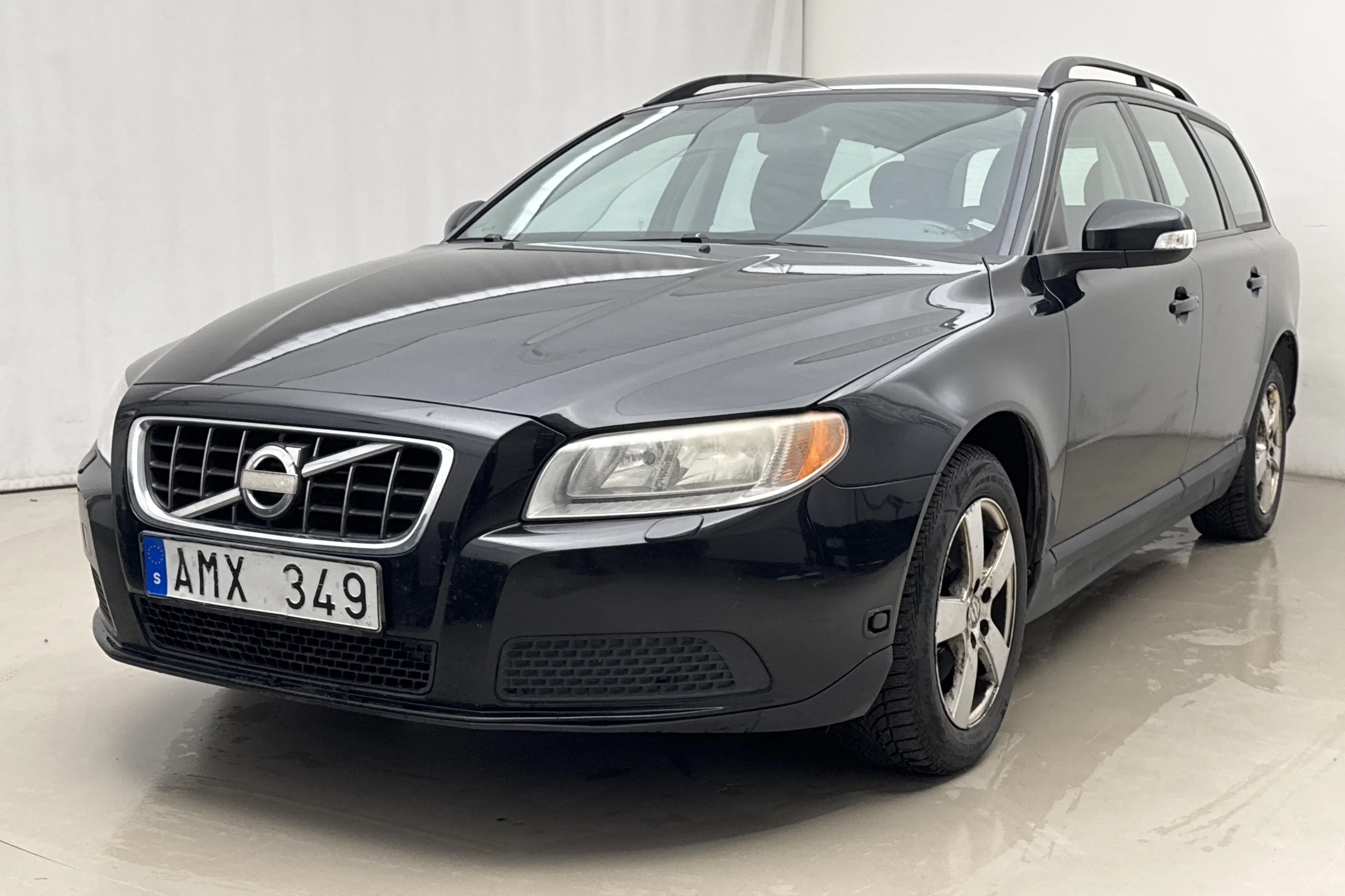 Presentation photo 1 of 15: Volvo V70 II 2.0F (145hk) - 202 780 km - Manual - black - 2010