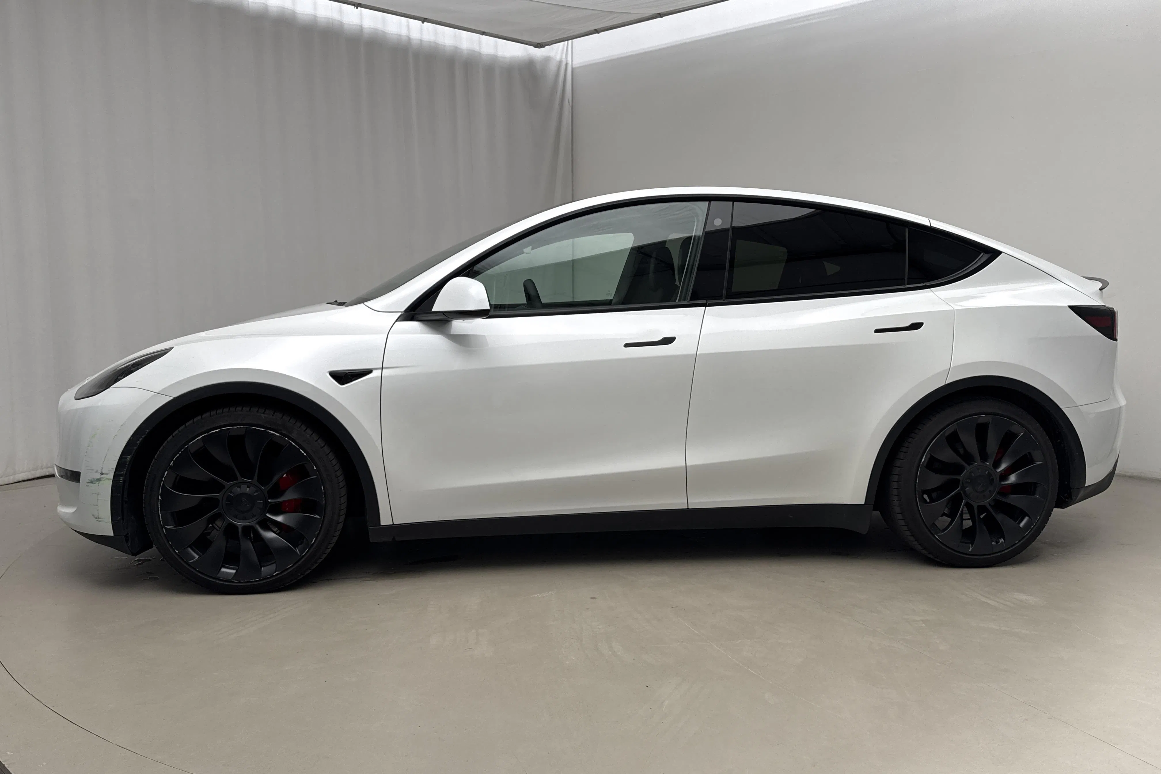 Presentationsfoto 2 av 24: Tesla Model Y Performance Dual Motor AWD - 11 374 mil - Automat - vit - 2023