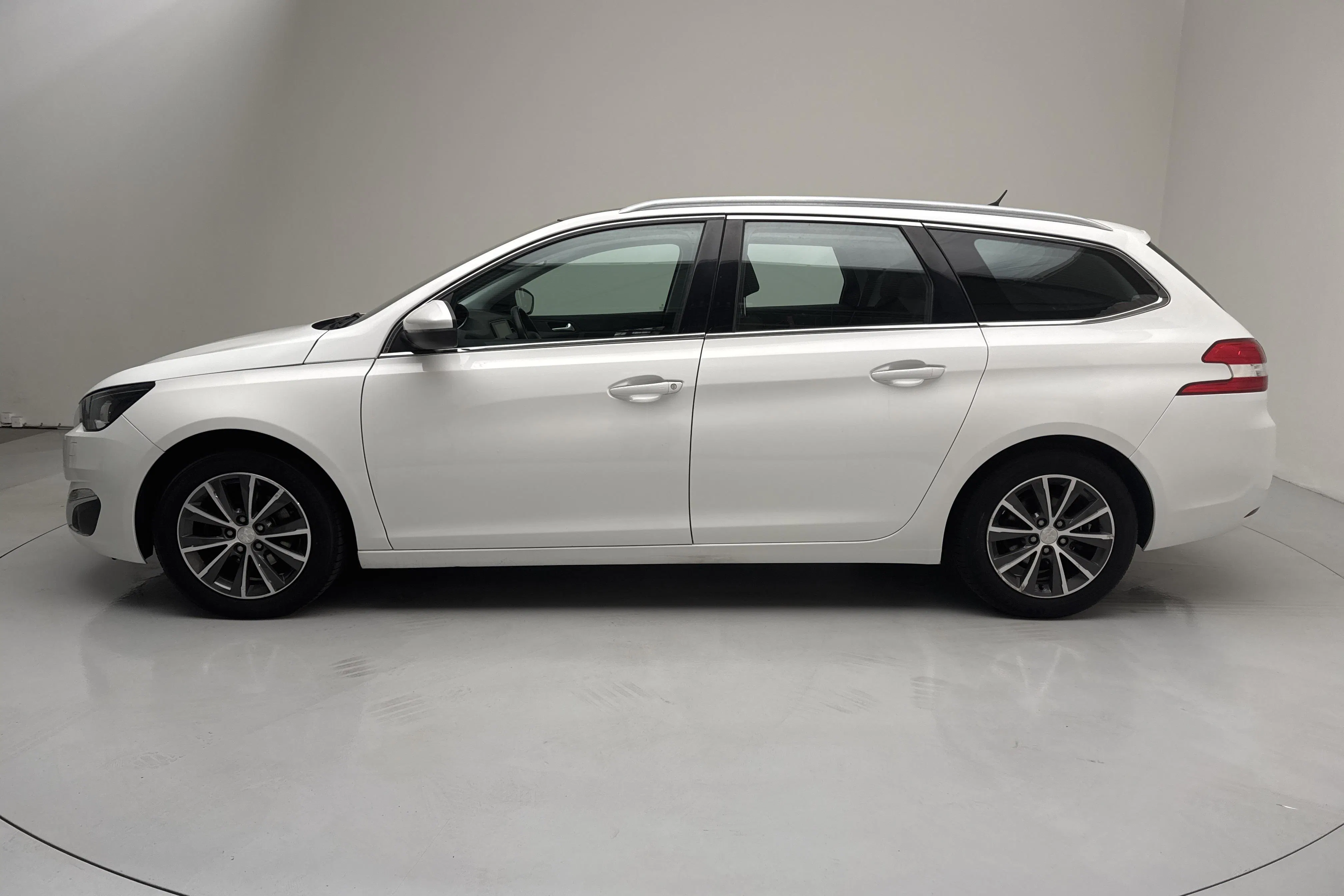 Presentationsfoto 2 av 13: Peugeot 308 SW BlueHDi (120hk) - 6 258 mil - Manuell - vit - 2015
