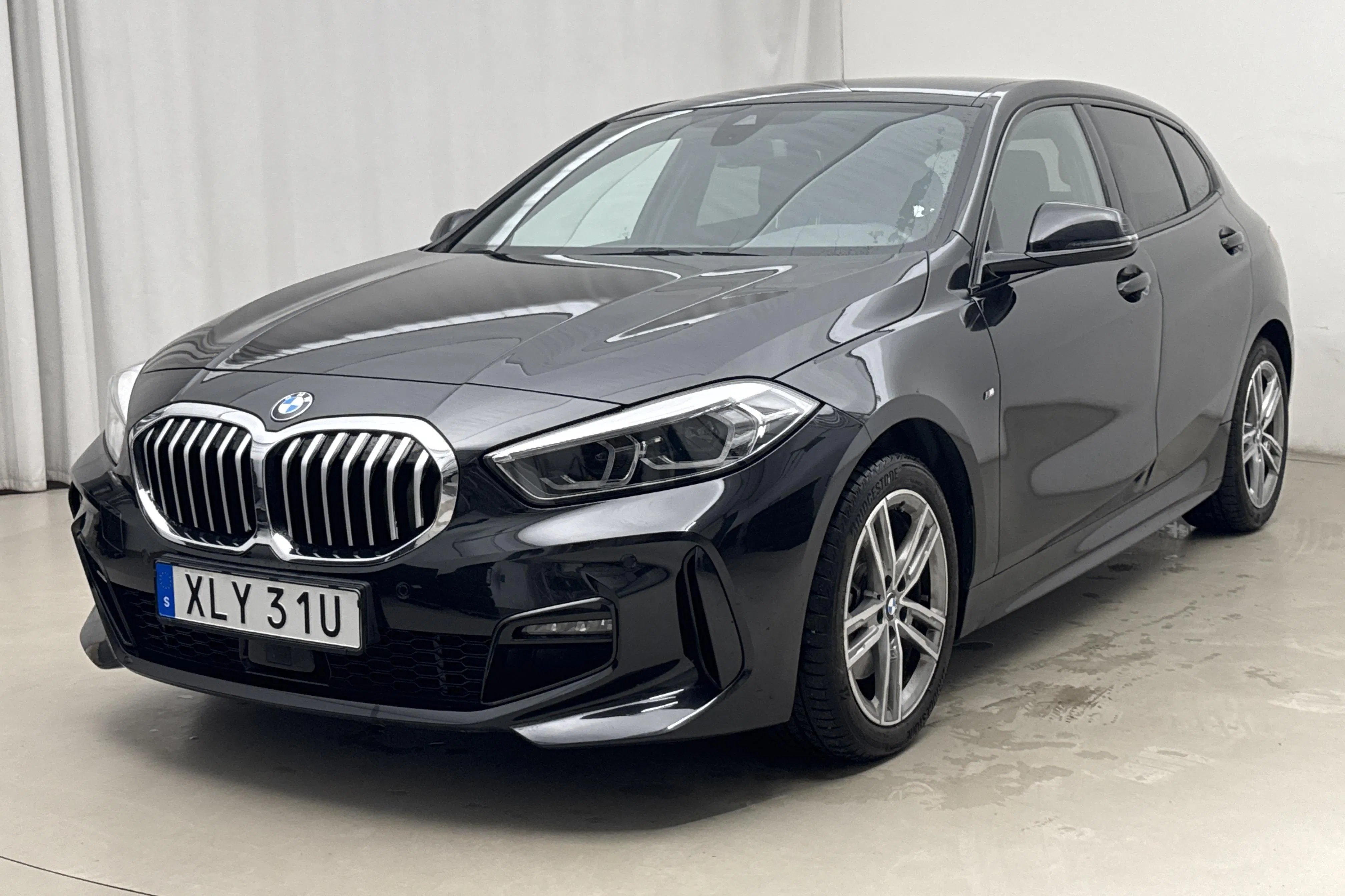 Presentationsfoto 1 av 18: BMW 118i 5dr, F40 (136hk) - 3 499 mil - Automat - svart - 2024