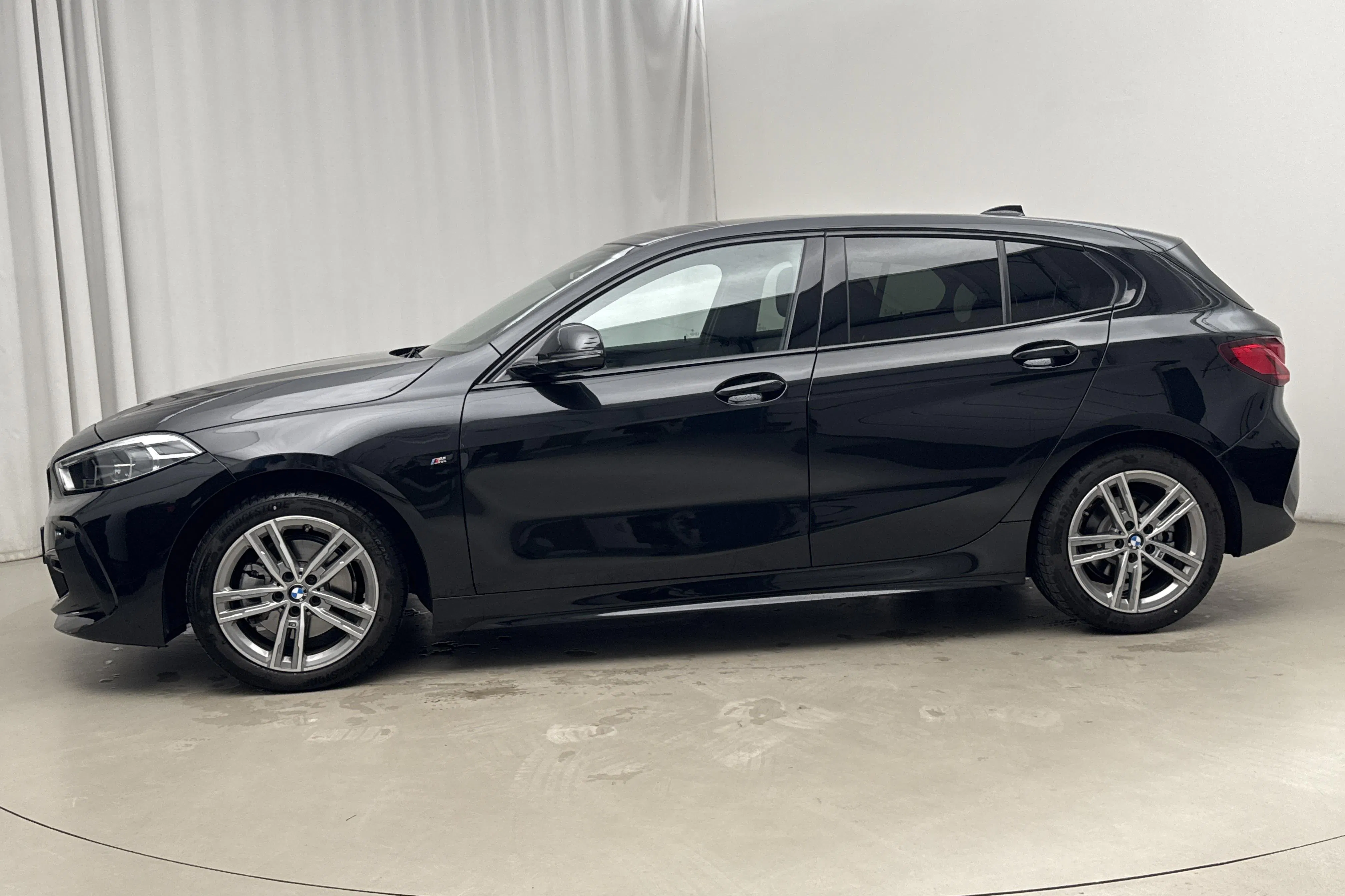 Presentationsfoto 2 av 18: BMW 118i 5dr, F40 (136hk) - 3 499 mil - Automat - svart - 2024