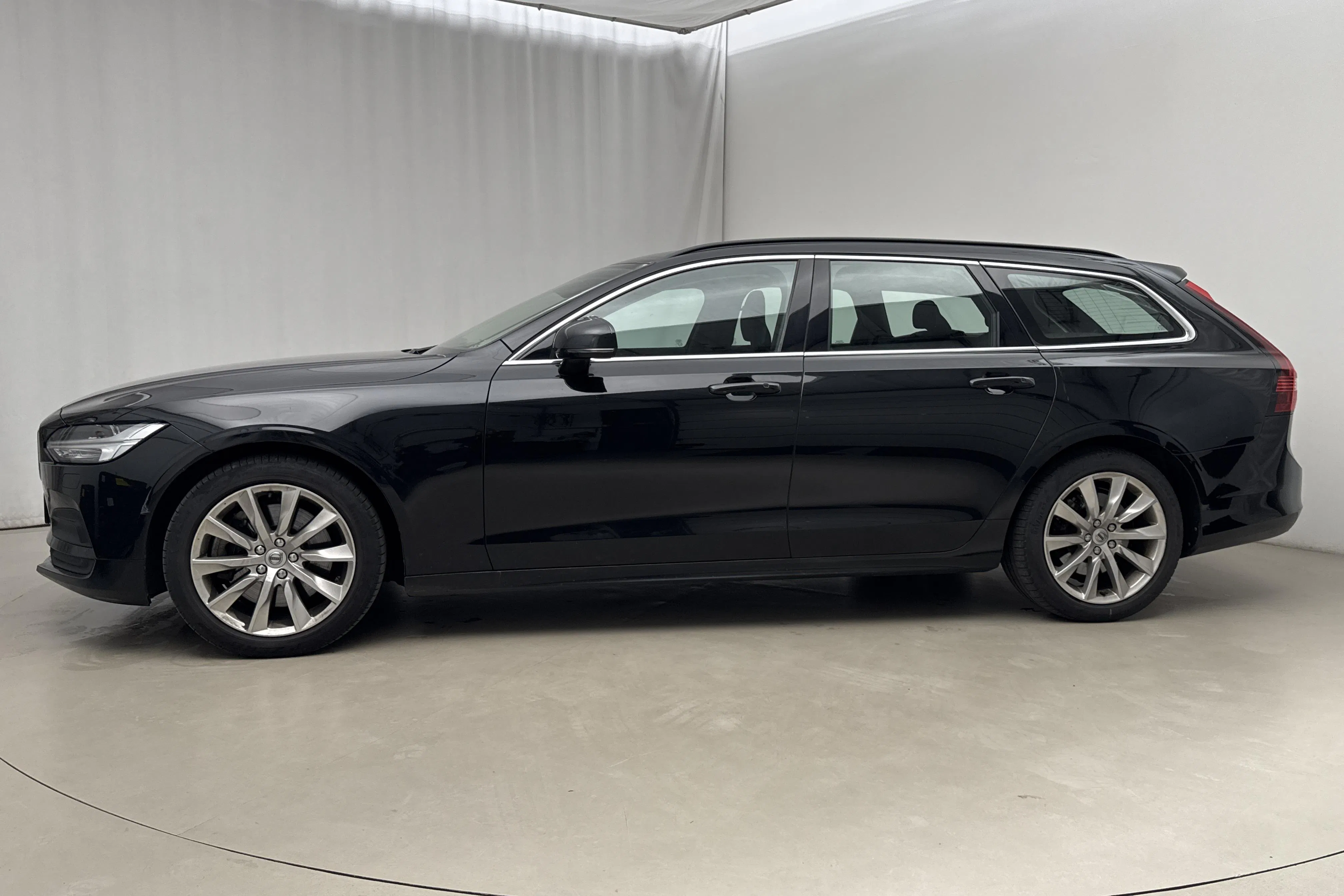 Presentationsfoto 2 av 21: Volvo V90 B4 AWD Mildhybrid, Diesel (190hk) - 11 252 mil - Automat - svart - 2022