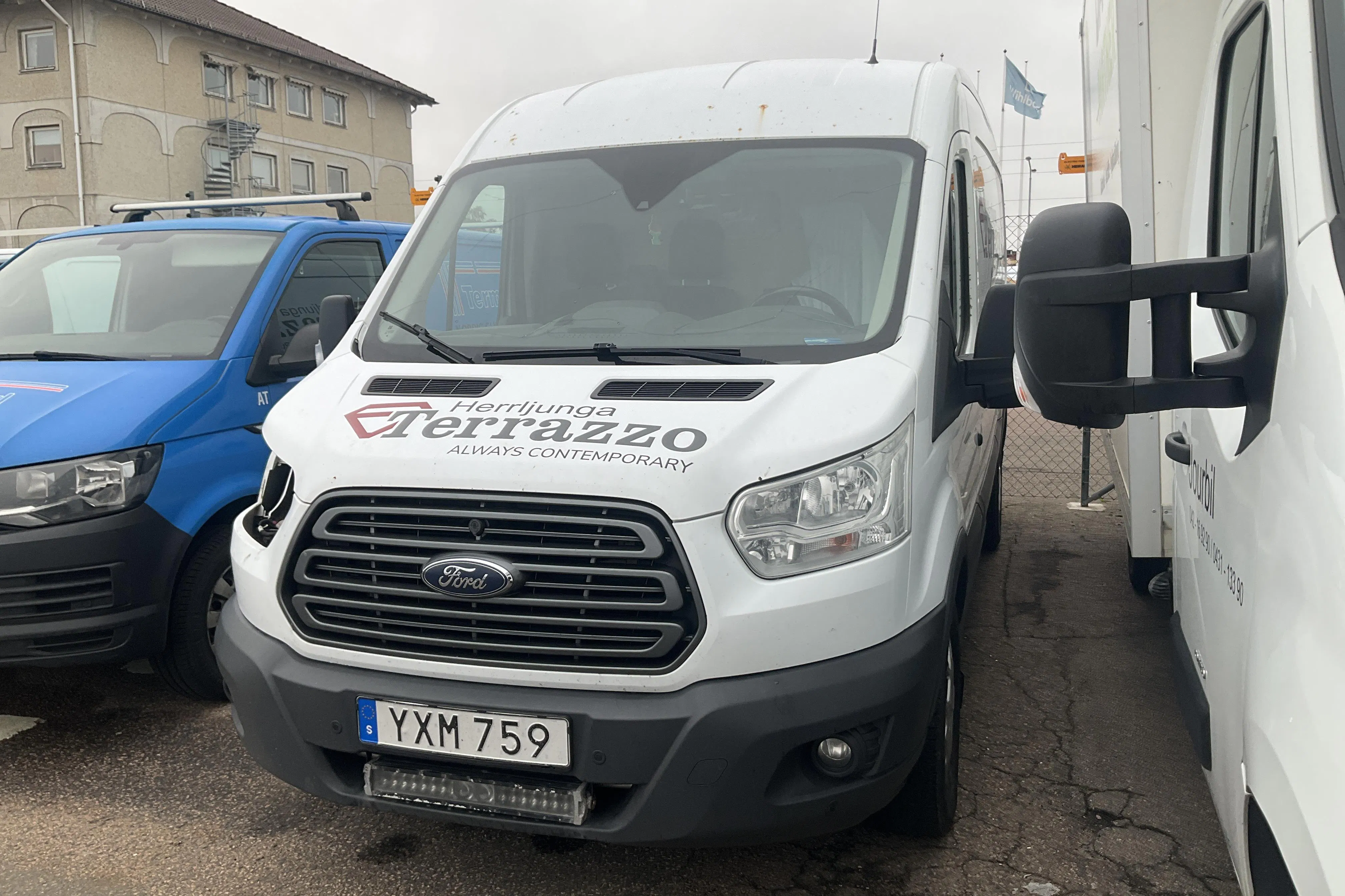 Presentationsfoto 1 av 11: Ford Transit 350 2.0 TDCi 2WD Skåp (170hk) - 27 234 mil - Automat - vit - 2018
