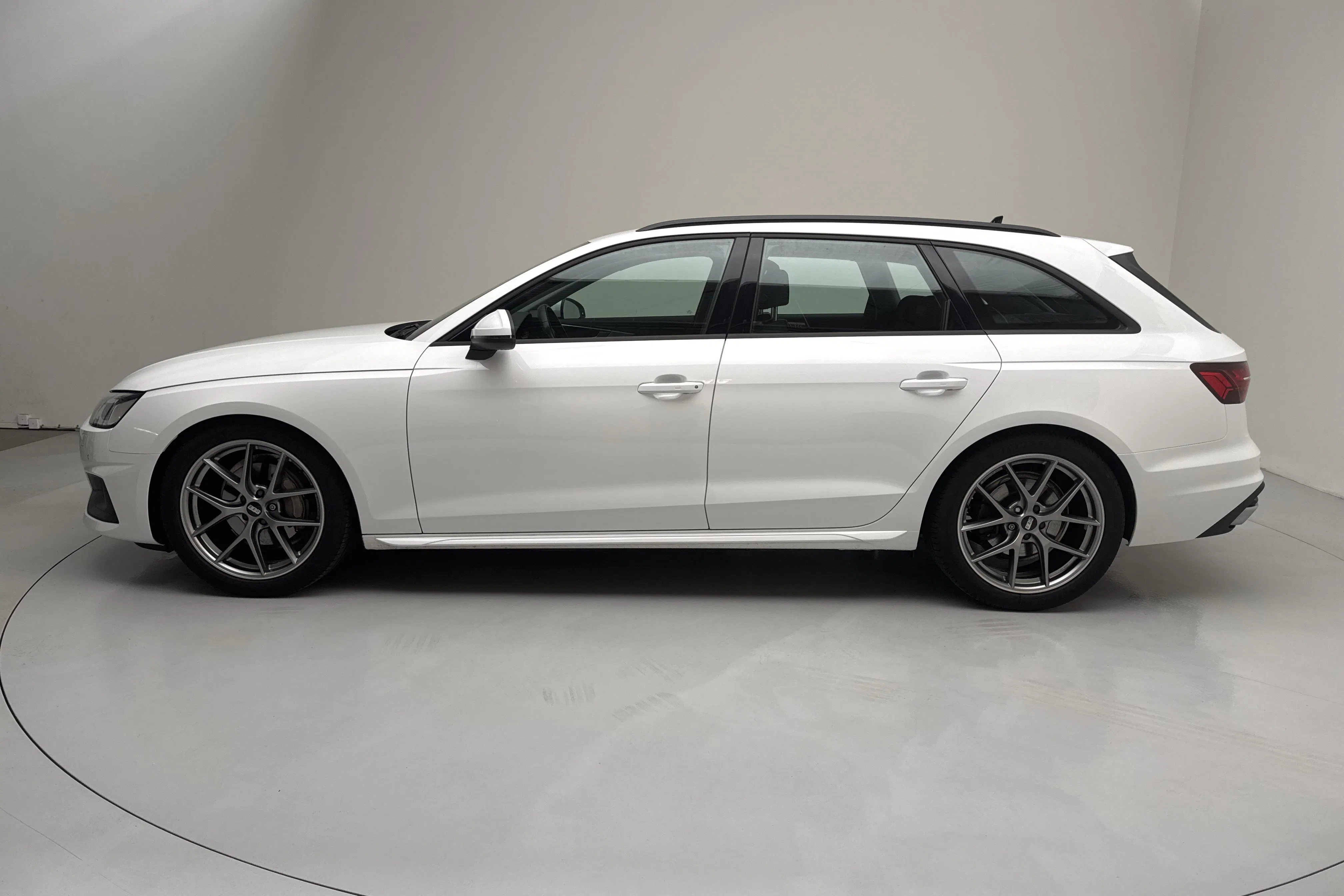 Presentationsfoto 2 av 17: Audi A4 Avant 40 TDI quattro (190hk) - 9 600 mil - Automat - vit - 2021