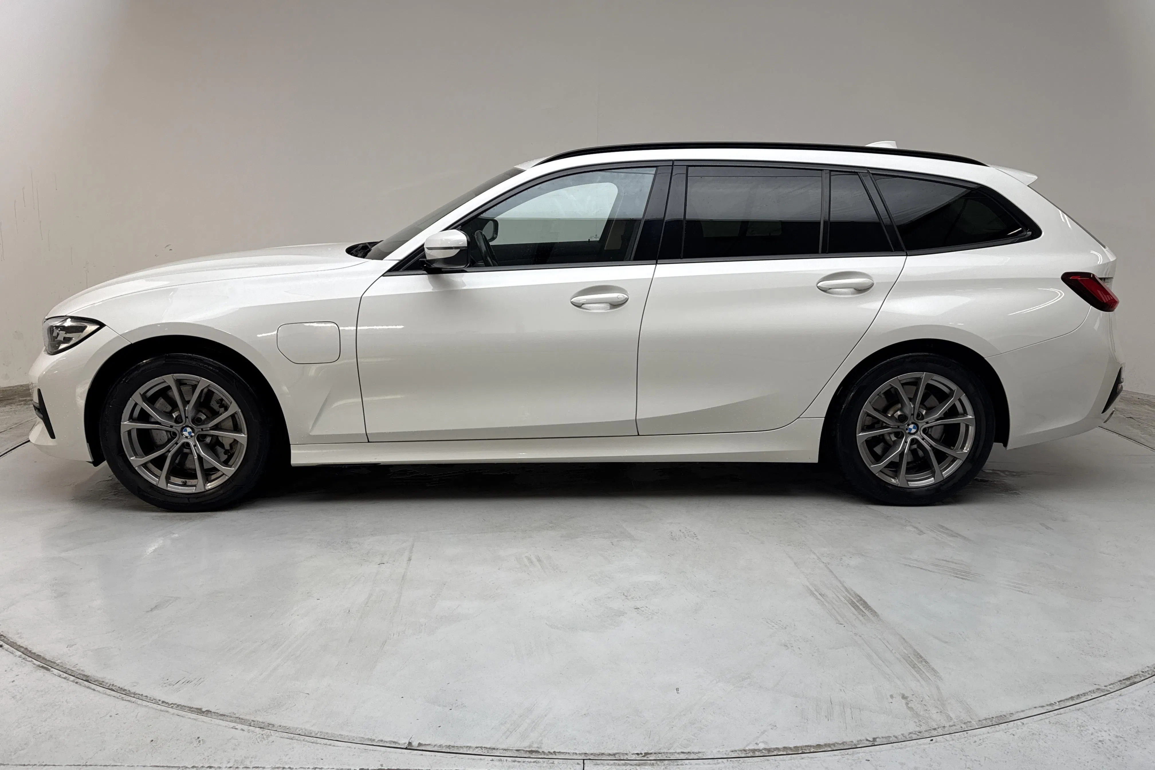 Presentation photo 2 of 16: BMW 330e xDrive Touring, G21 (292hk) - 117 240 km - Automatic - white - 2021