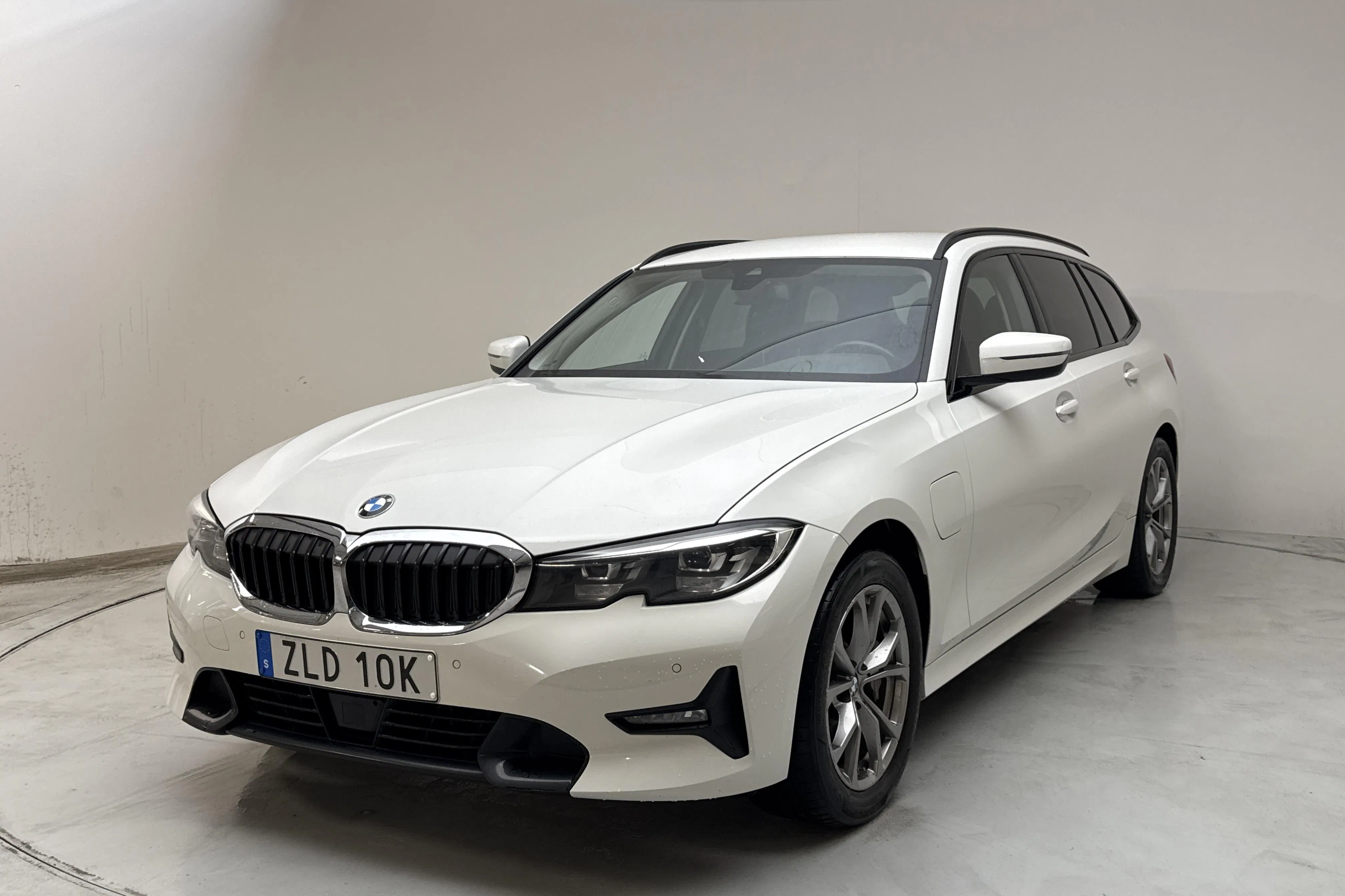 Presentation photo 1 of 16: BMW 330e xDrive Touring, G21 (292hk) - 117 240 km - Automatic - white - 2021