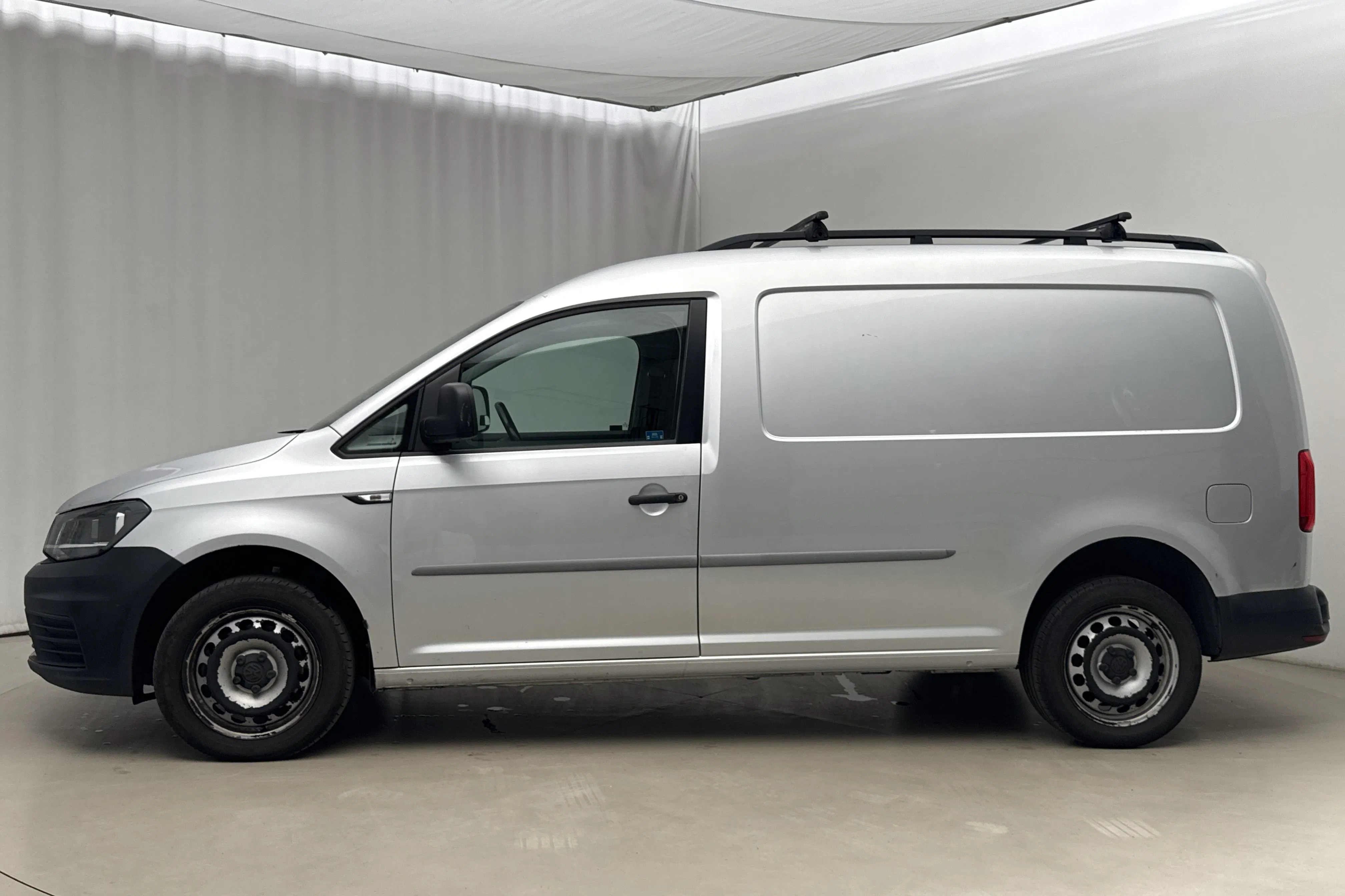 Presentationsfoto 2 av 21: VW Caddy 2.0 TDI Maxi Skåp 4MOTION (150hk) - 15 452 mil - Automat - silver - 2017