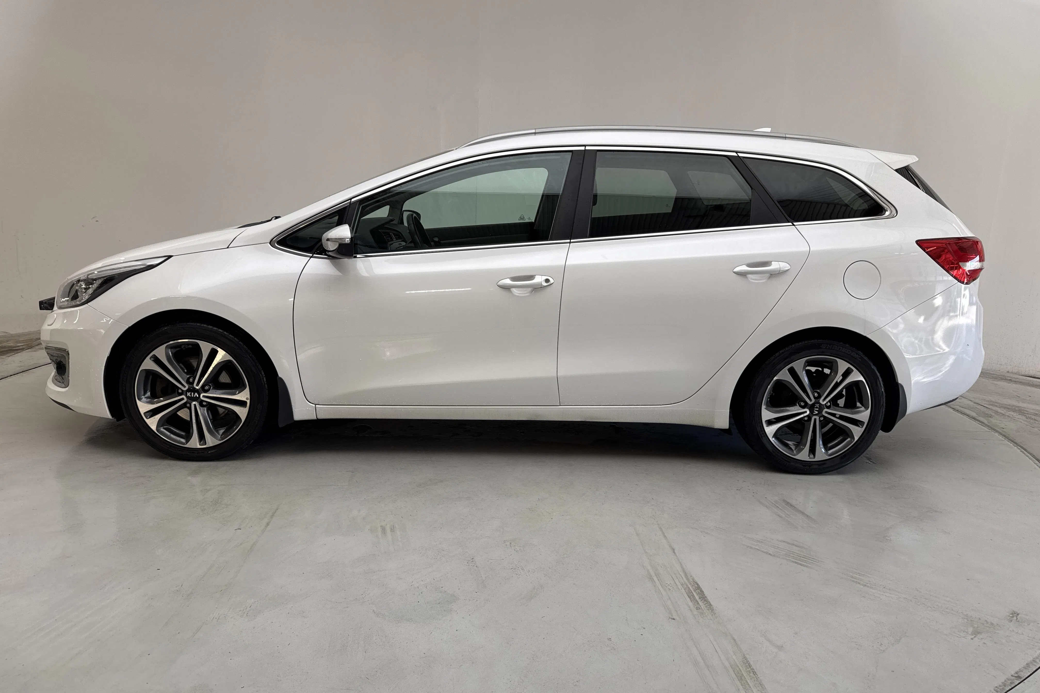 Presentation photo 2 of 13: KIA Cee'd 1.6 SW (135hk) - 110 990 km - Manual - white - 2018