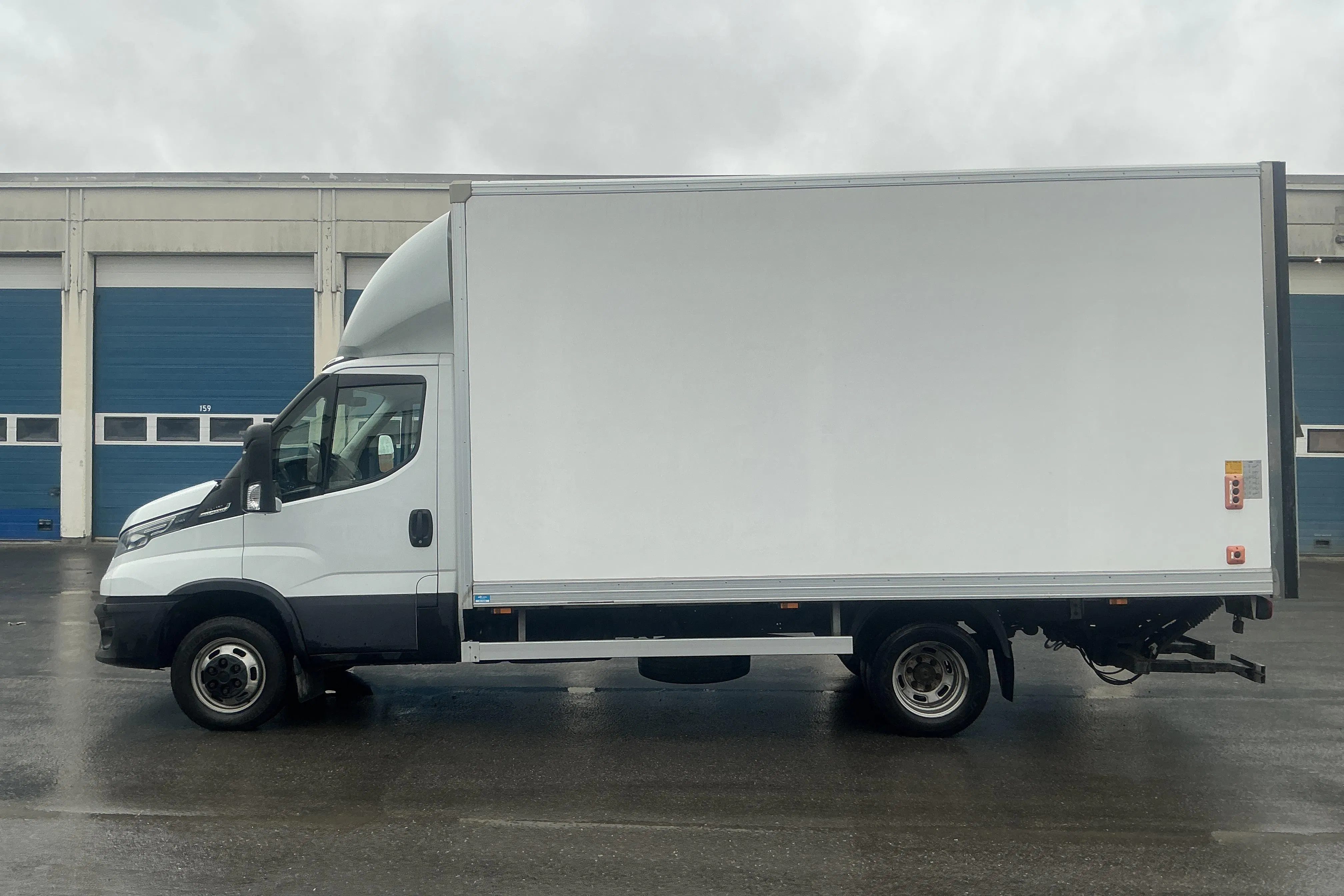 Presentation photo 2 of 40: IVECO DAILY 50C18H A8 IVECO DAILY 50C18H A8 - 92 888 km - Automatic - white - 2023