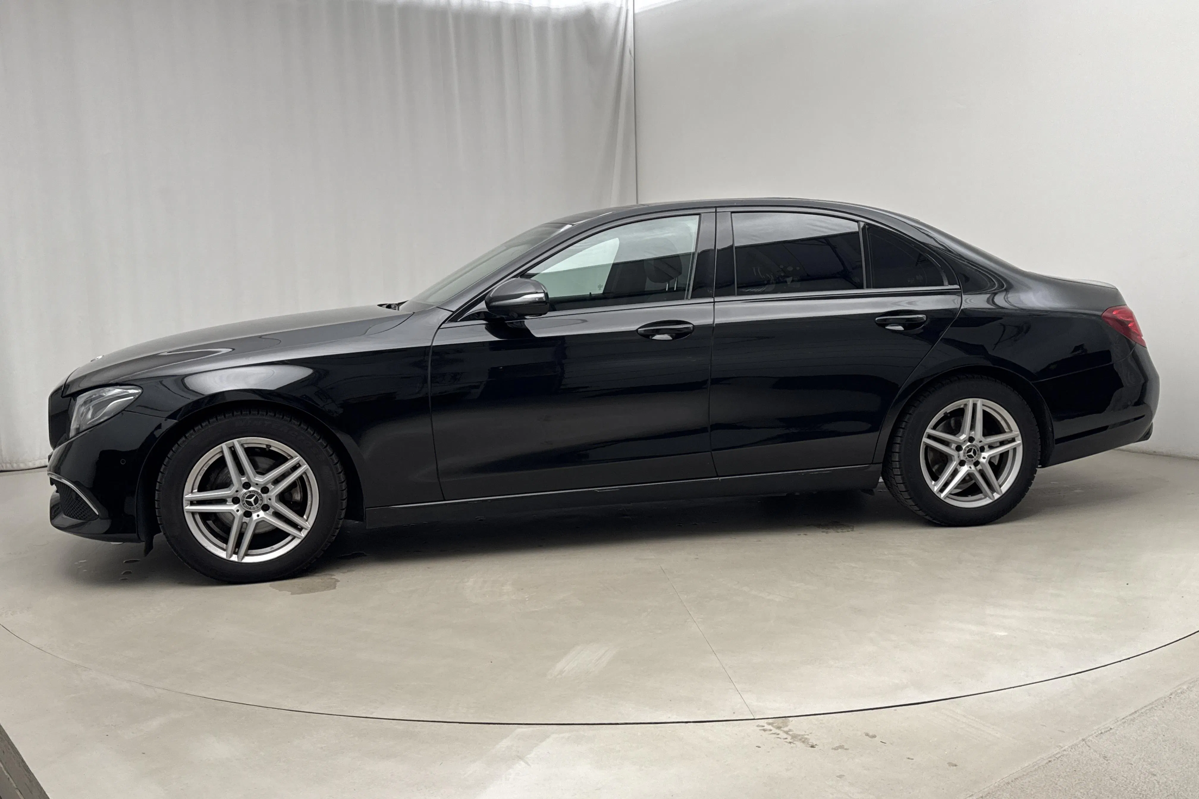 Presentation photo 2 of 19: Mercedes E 220 d Sedan W213 (194hk) - 423 510 km - Automatic - black - 2020