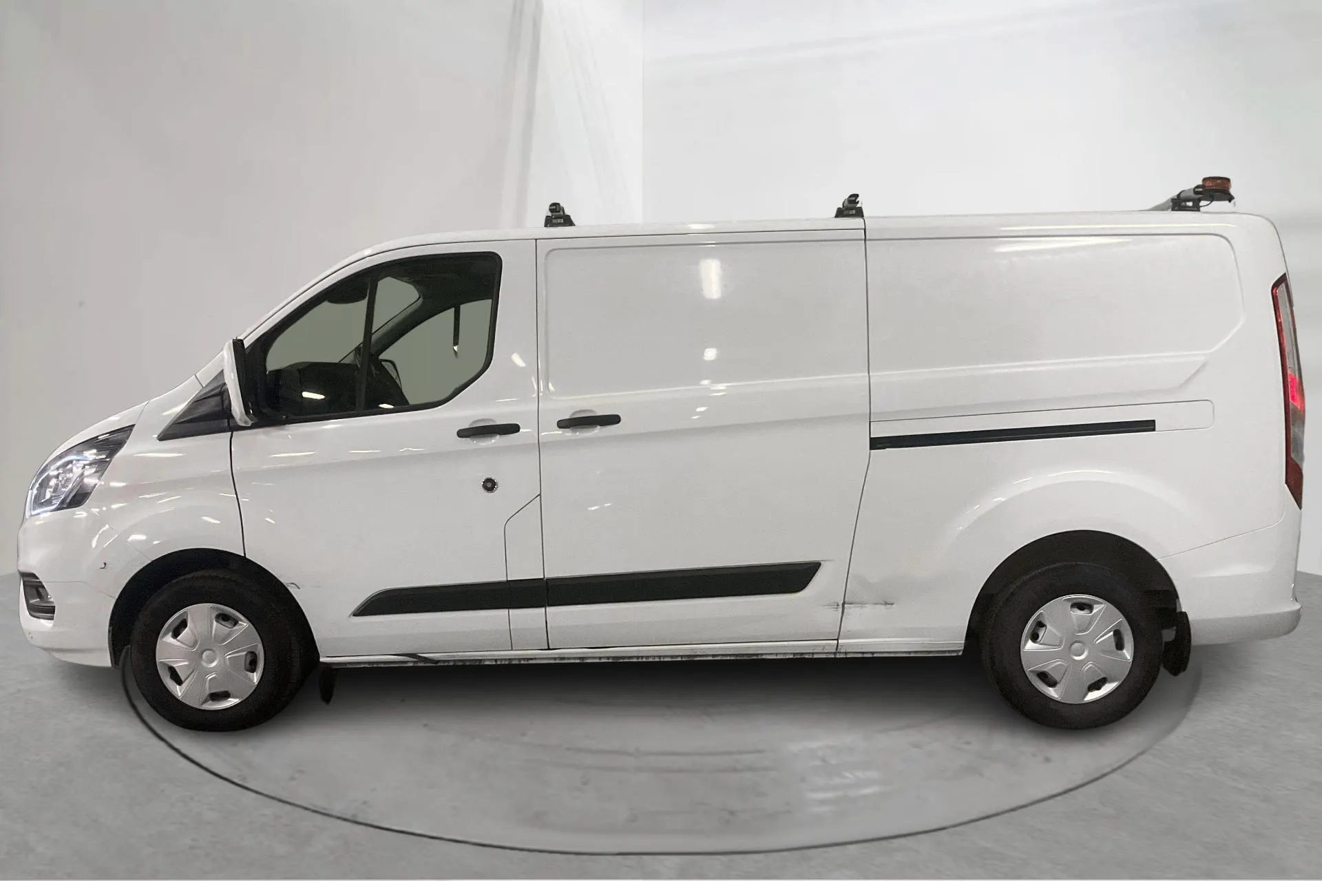 Presentationsfoto 2 av 15: Ford Transit Custom 300 MHEV (130hk) - 8 968 mil - Manuell - vit - 2023