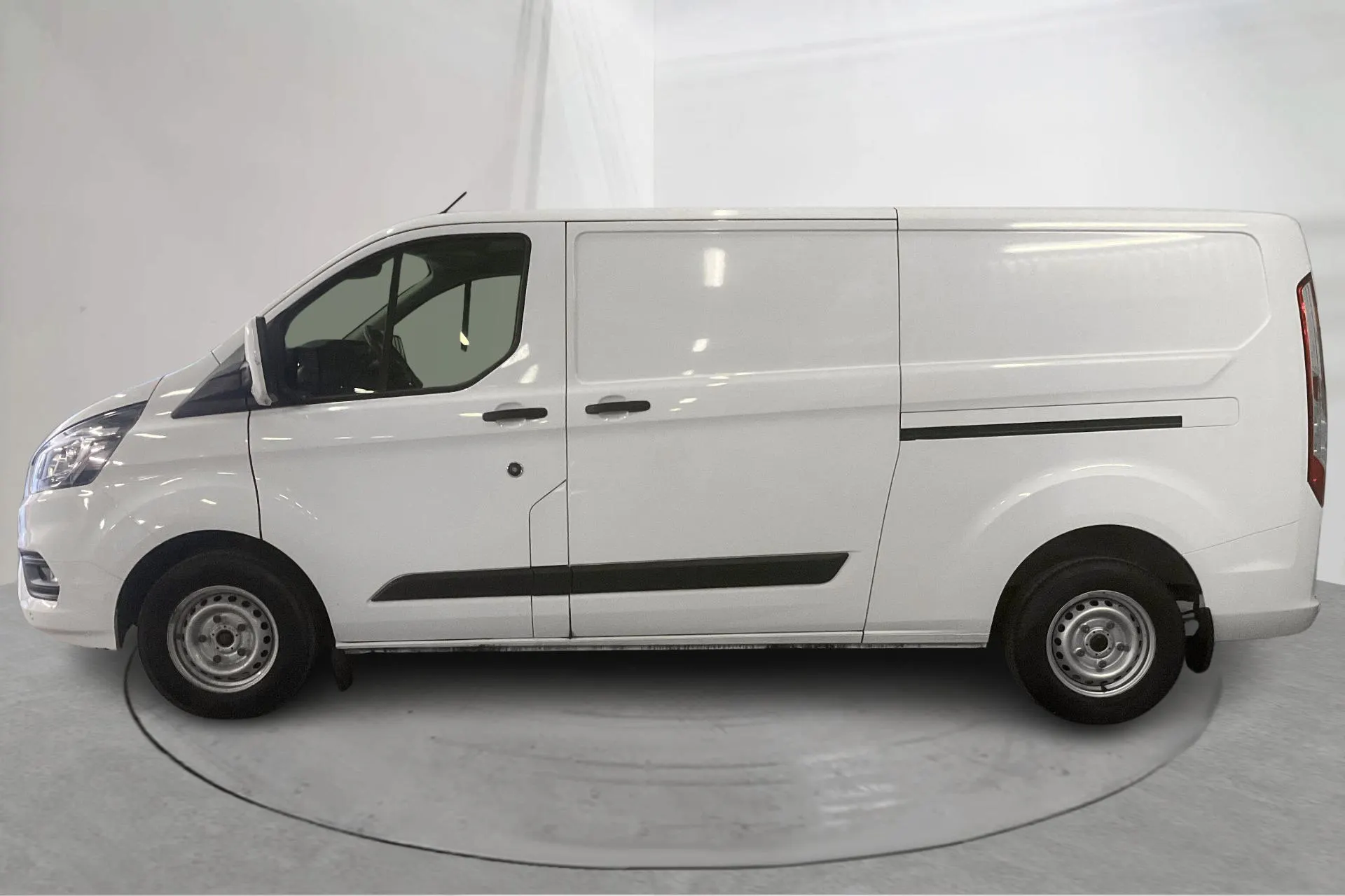 Presentationsfoto 2 av 18: Ford Transit Custom 300 MHEV (130hk) - 12 231 mil - Manuell - vit - 2023