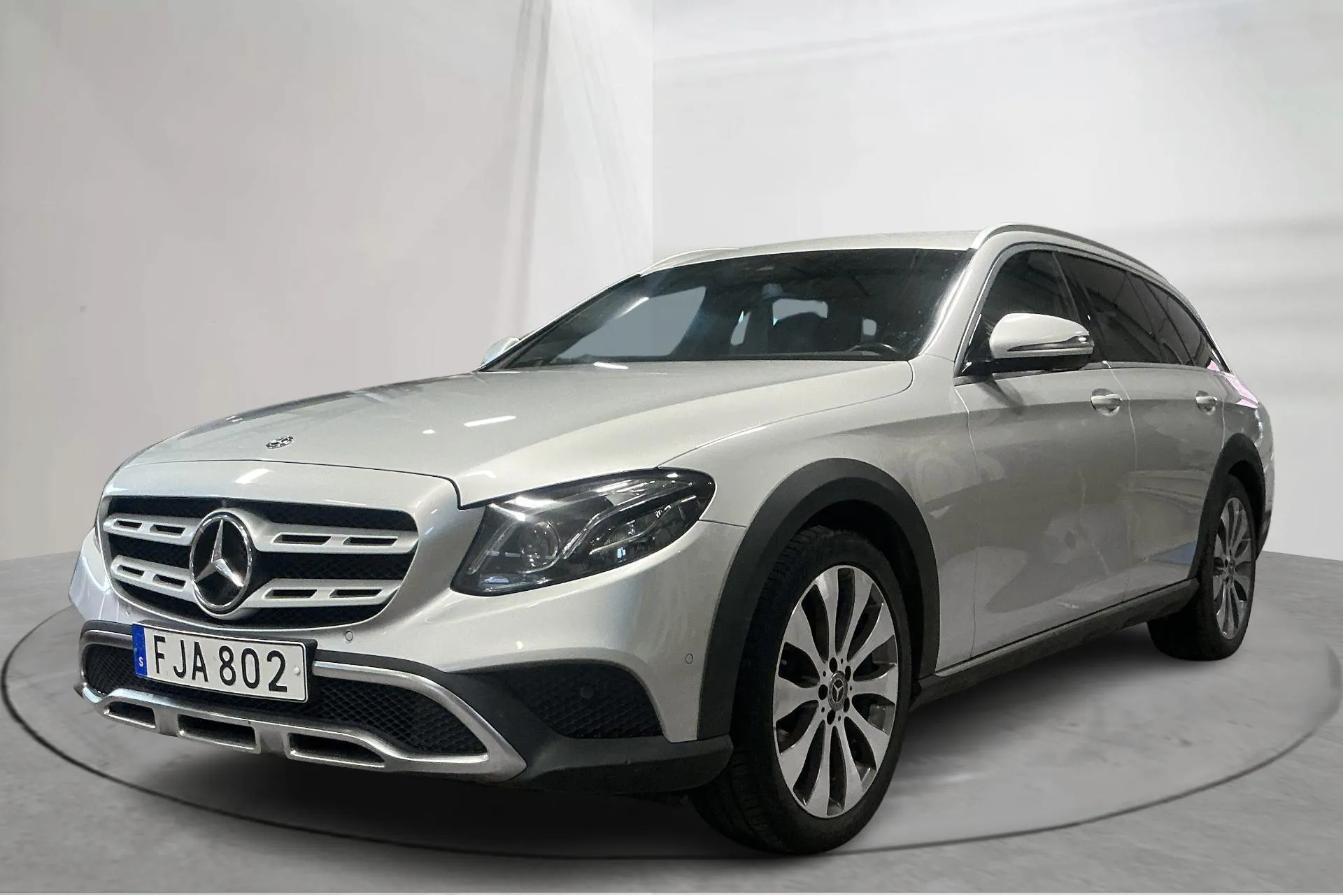 Presentationsfoto 1 av 16: Mercedes E 220 d 4MATIC Kombi All-Terrain S213 (194hk) - 23 340 mil - Automat - silver - 2017