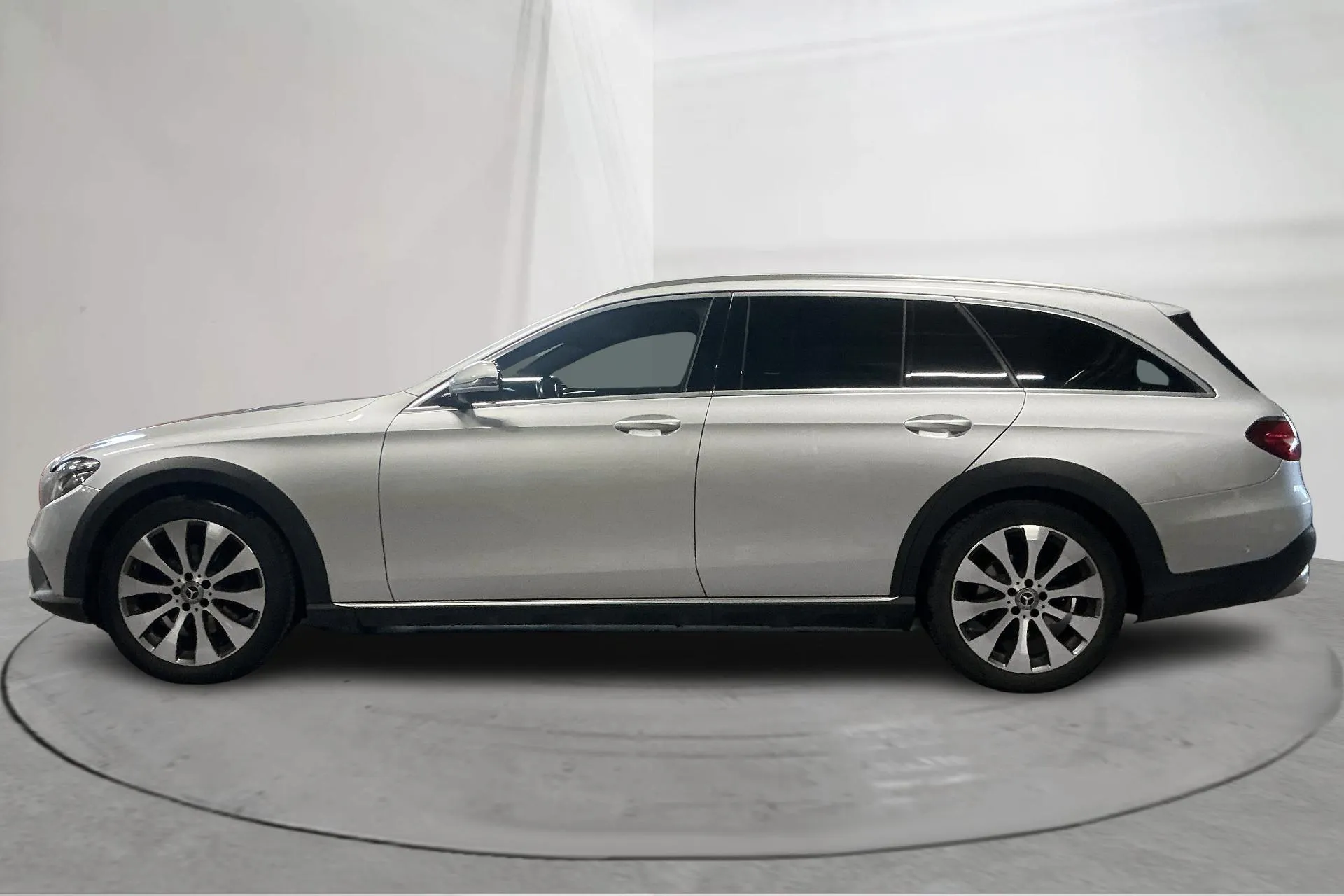 Presentationsfoto 2 av 16: Mercedes E 220 d 4MATIC Kombi All-Terrain S213 (194hk) - 23 340 mil - Automat - silver - 2017