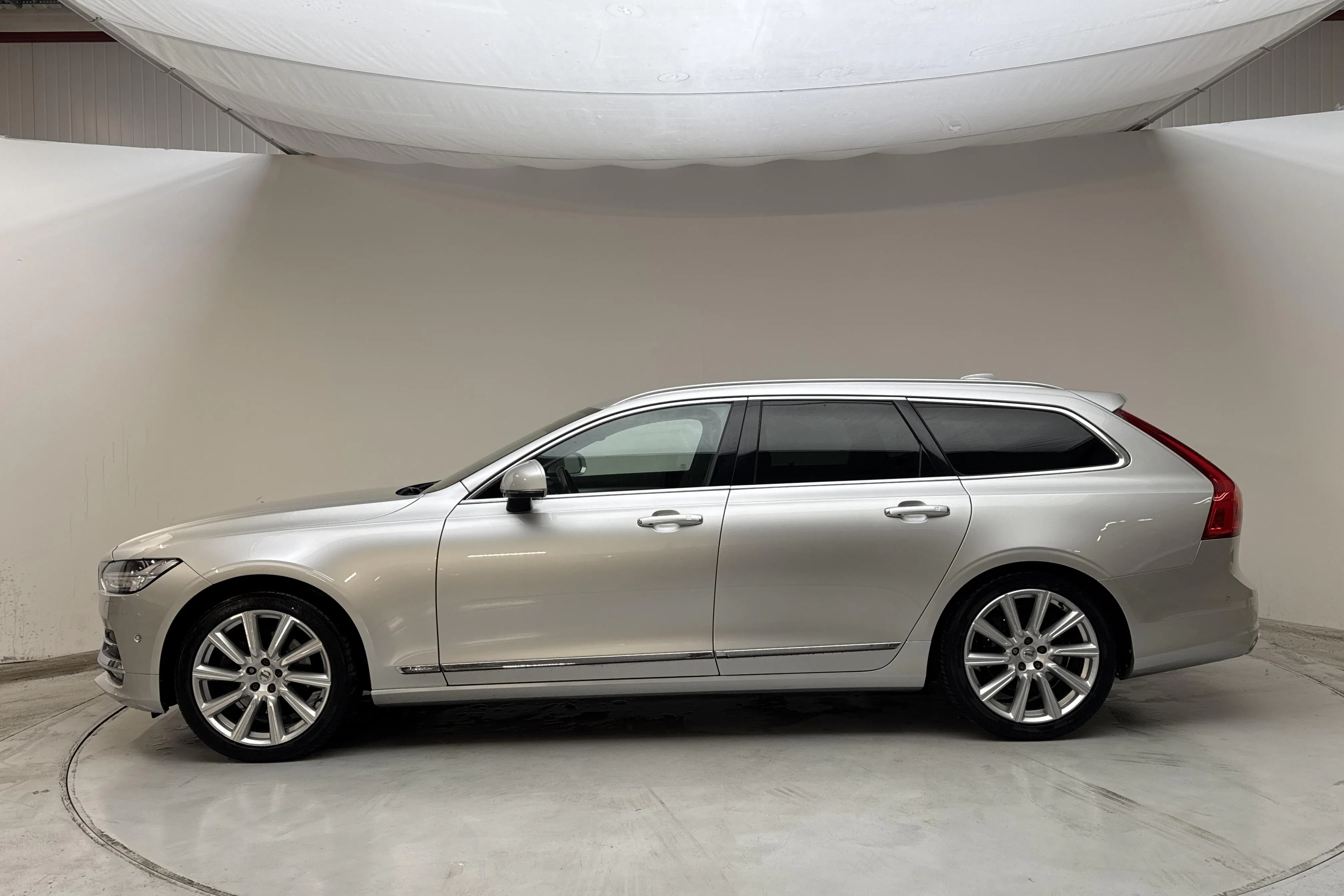 Presentation photo 2 of 16: Volvo V90 T5 (254hk) - 123 280 km - Automatic - silver - 2017