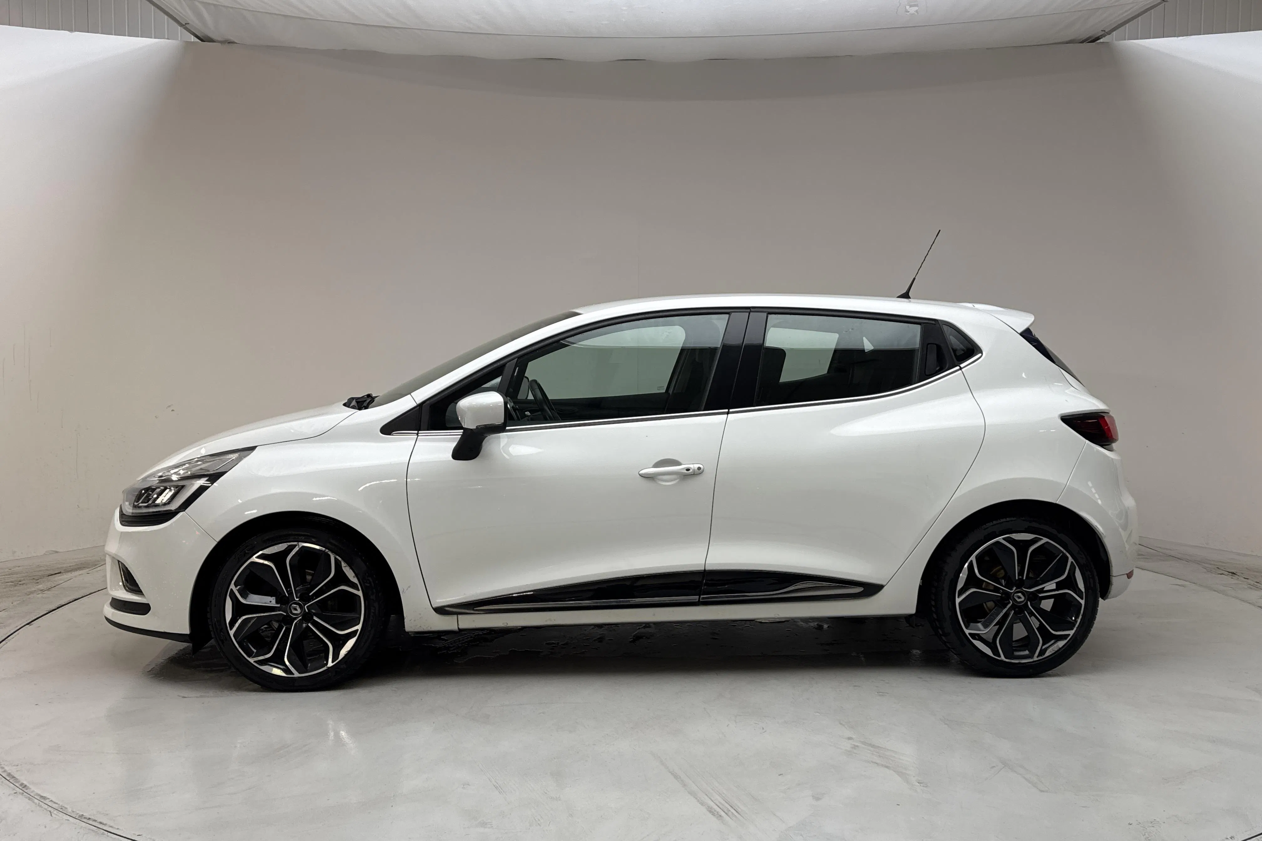 Presentationsfoto 2 av 14: Renault Clio IV 0.9 TCe 90 5dr (90hk) - 6 719 mil - Manuell - vit - 2019