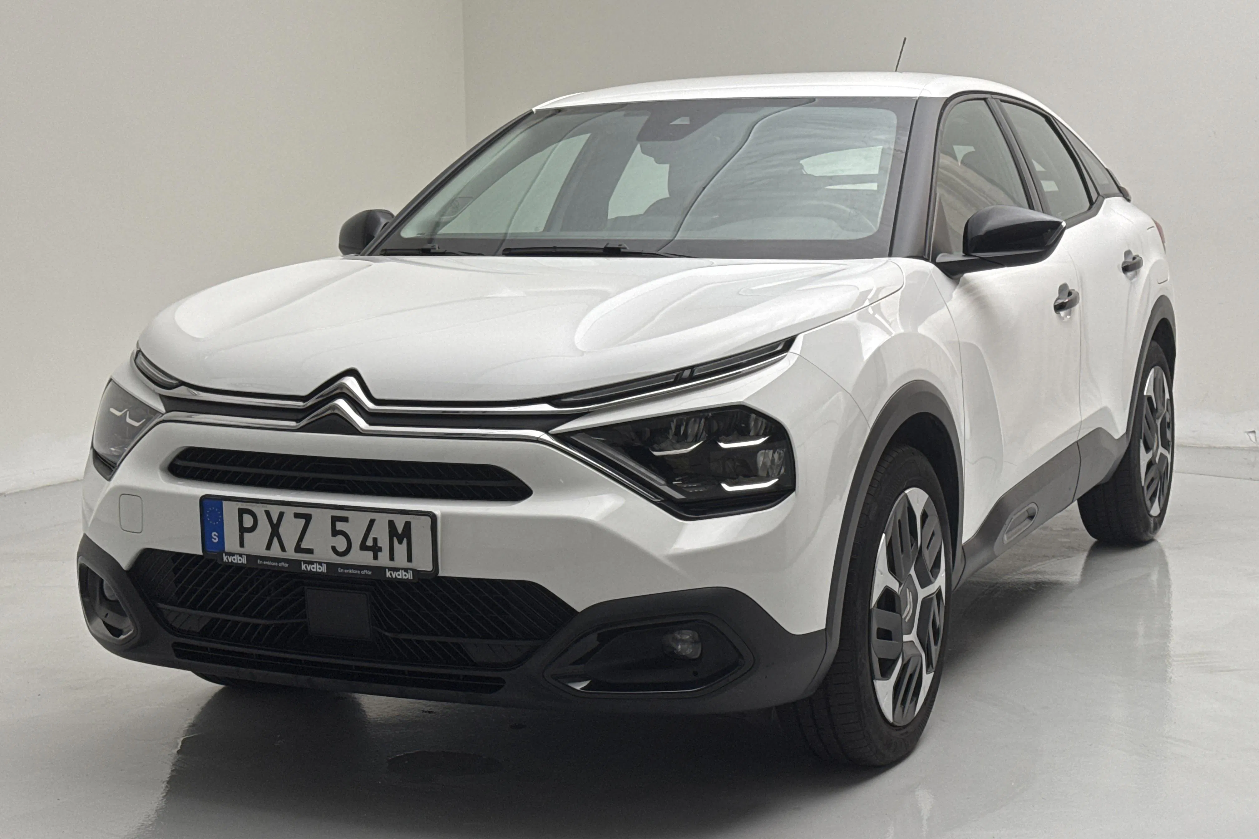 Presentation photo 1 of 10: Citroën C4 1.2 PureTech (130hk) - 45 710 km - Manual - white - 2023