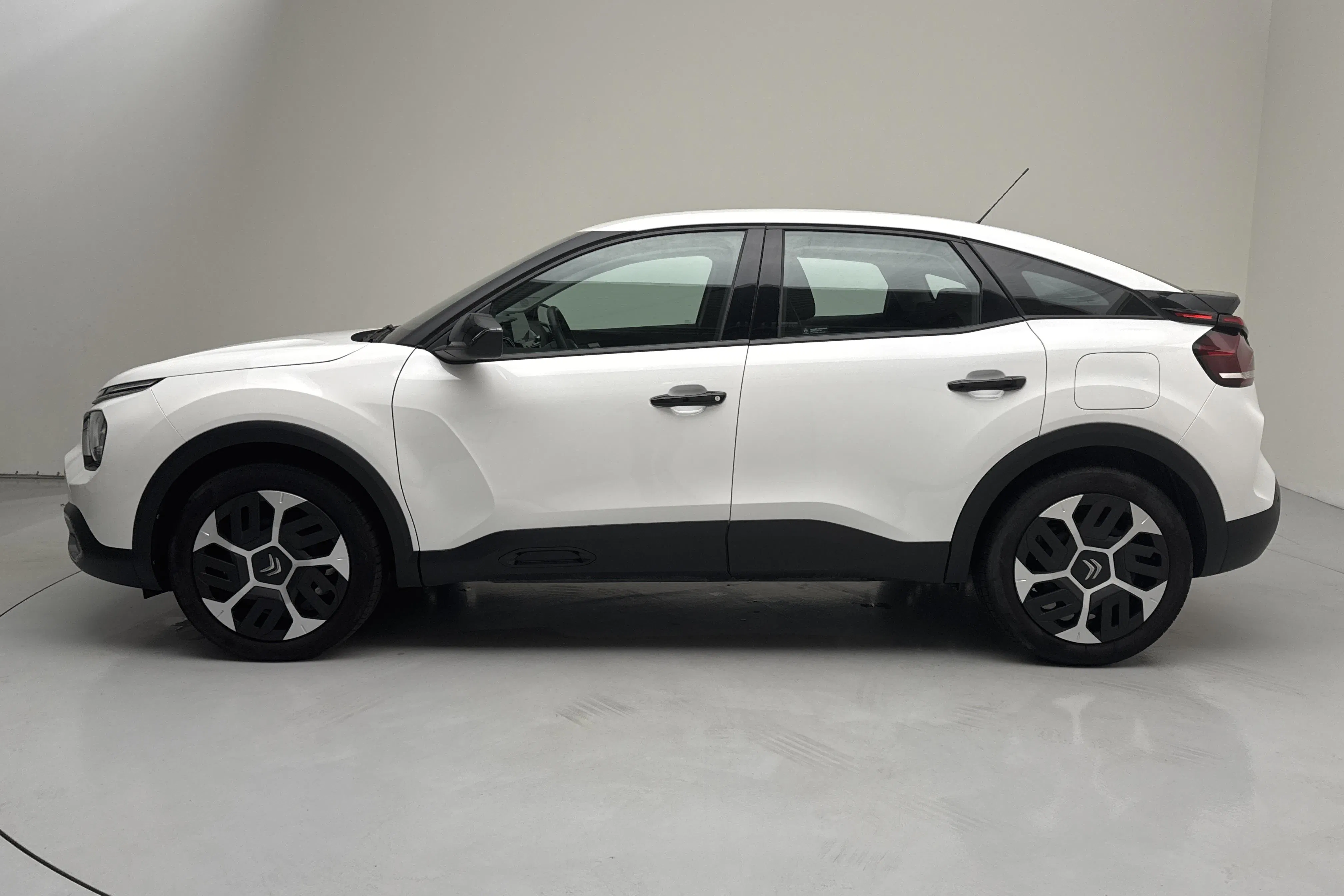 Presentation photo 2 of 10: Citroën C4 1.2 PureTech (130hk) - 45 710 km - Manual - white - 2023