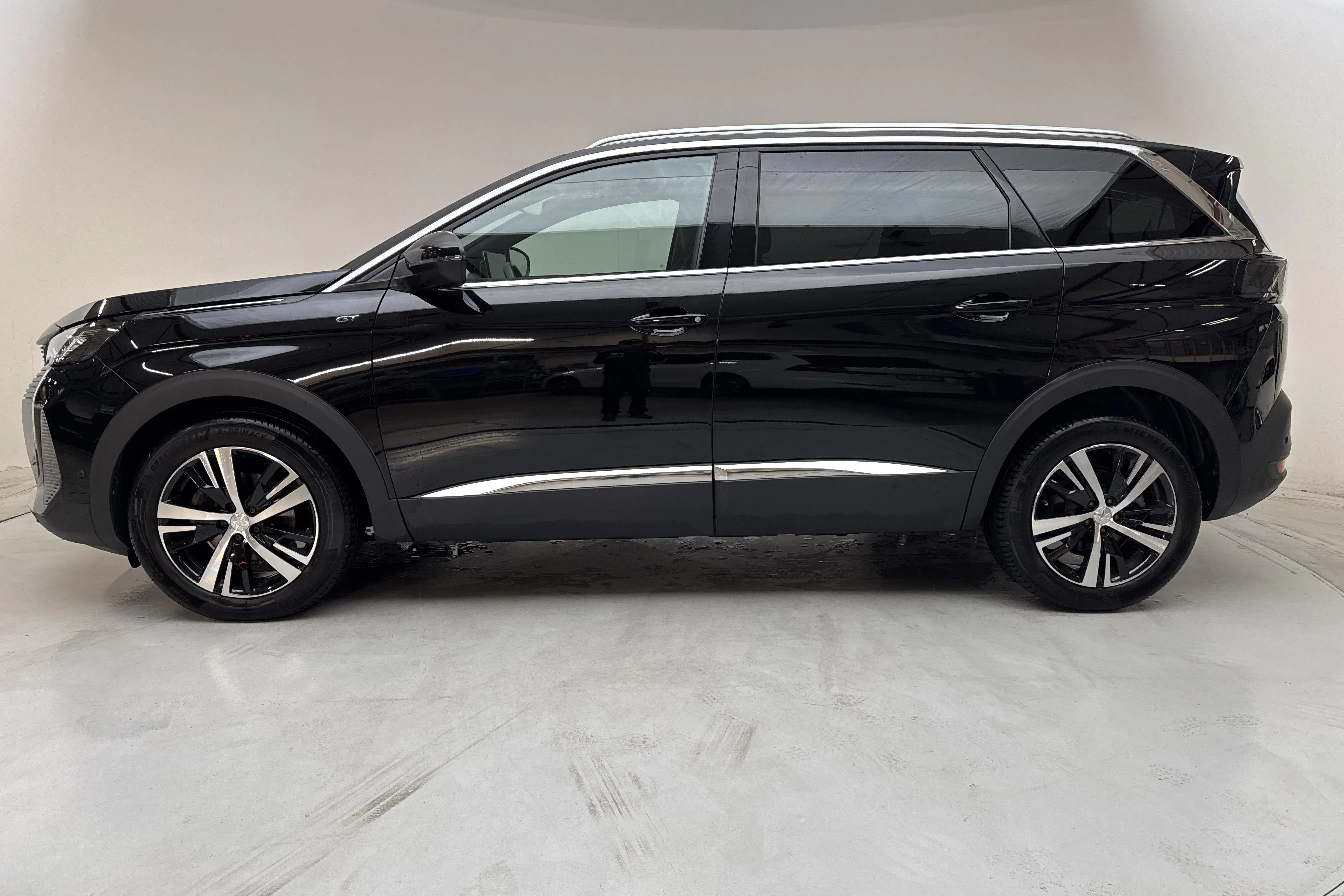 Presentation photo 2 of 15: Peugeot 5008 1.2 PureTech (130hk) - 5 353 Scandinavian mile - Automatic - black - 2023