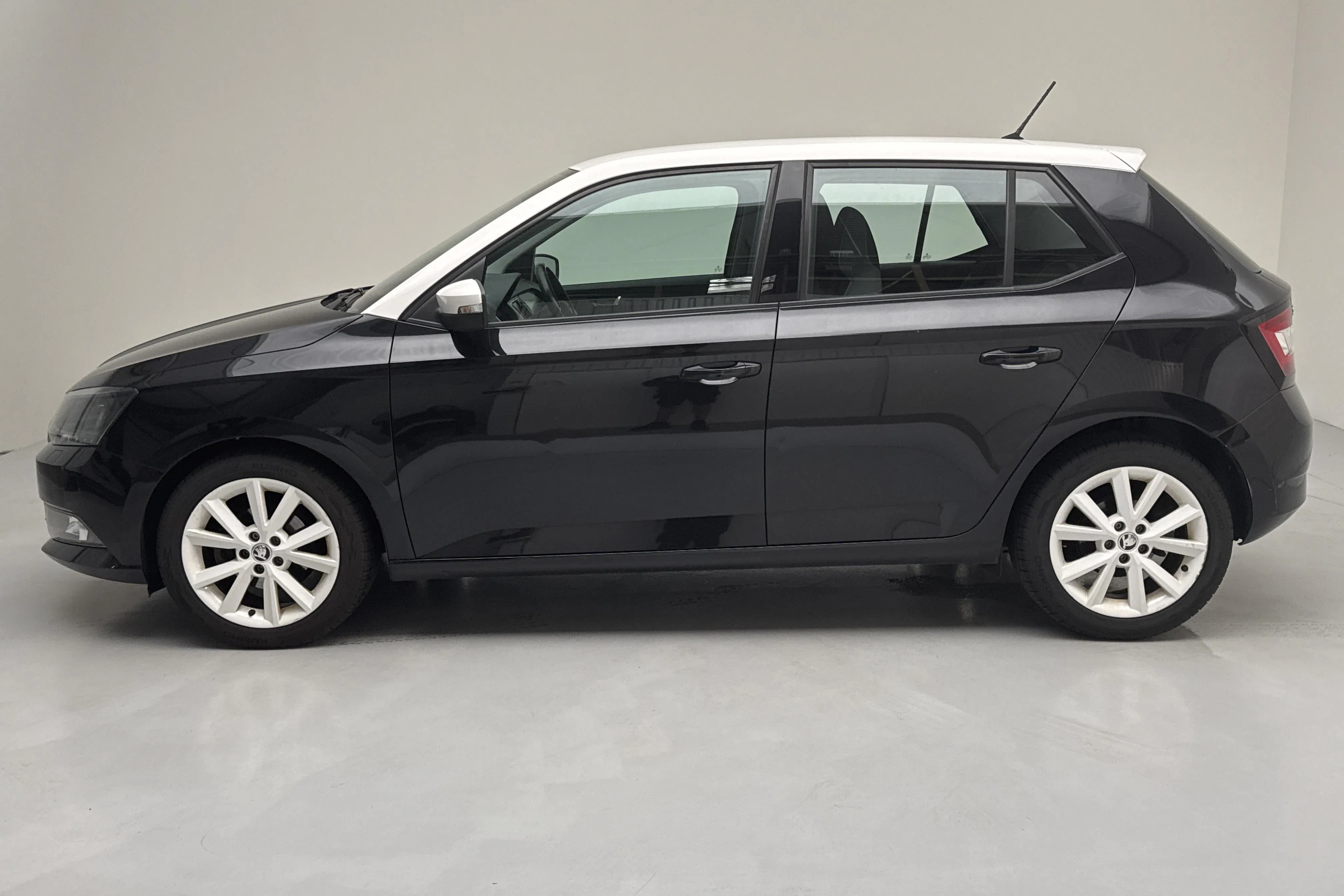 Presentationsfoto 2 av 11: Skoda Fabia 1.2 TSI (90hk) - 9 225 mil - Manuell - svart - 2015
