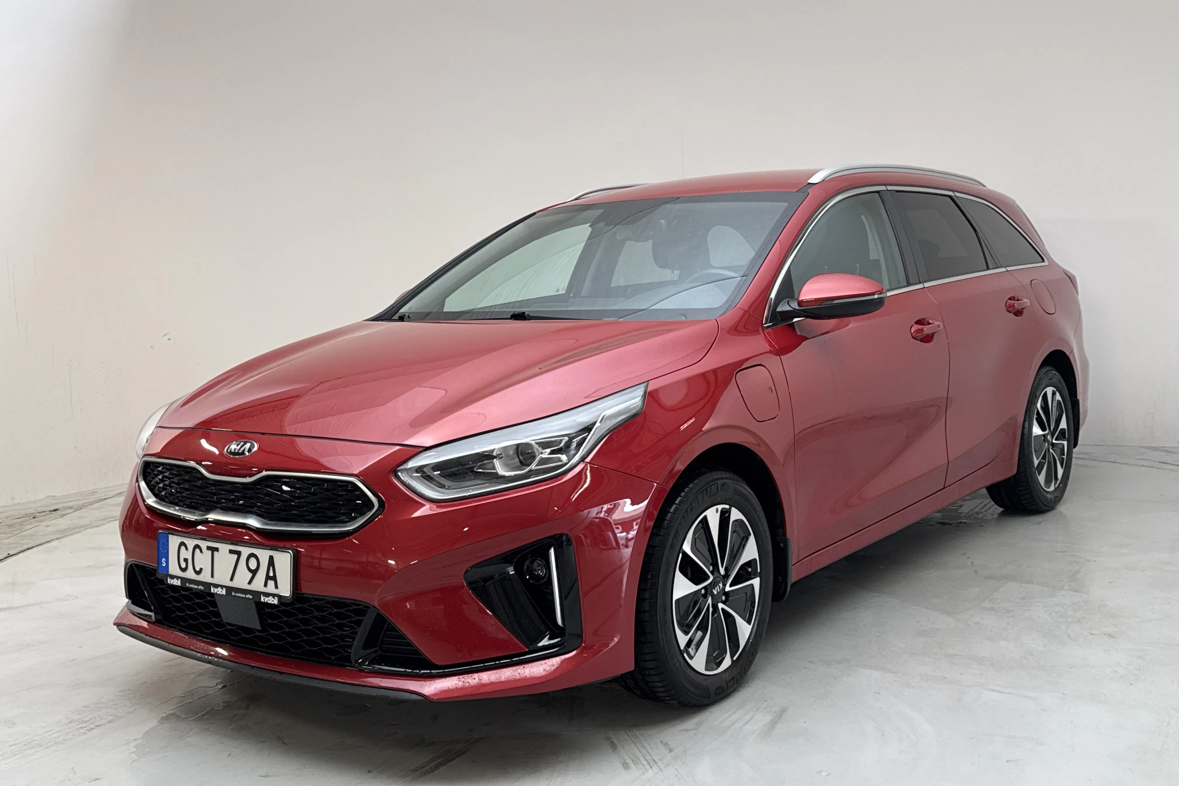 Presentationsfoto 1 av 15: KIA Ceed 1.6 Plug-in Hybrid SW (141hk) - 7 233 mil - Automat - röd - 2021