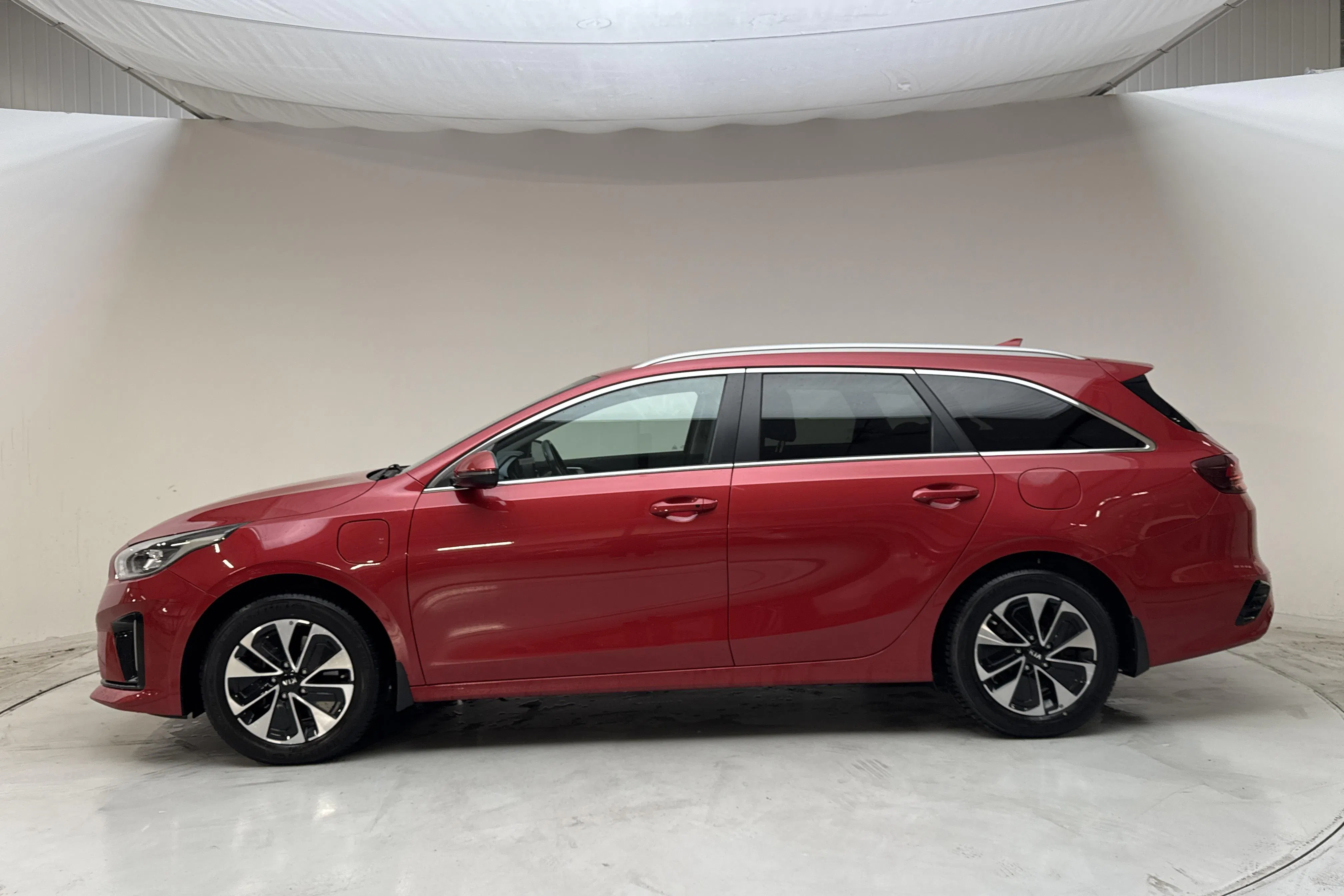 Presentationsfoto 2 av 15: KIA Ceed 1.6 Plug-in Hybrid SW (141hk) - 7 233 mil - Automat - röd - 2021