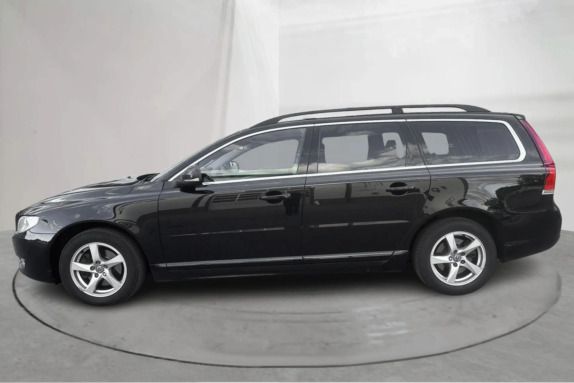 Presentationsfoto 2 av 18: Volvo V70 II D4 (181hk) - 19 479 mil - Automat - svart - 2016