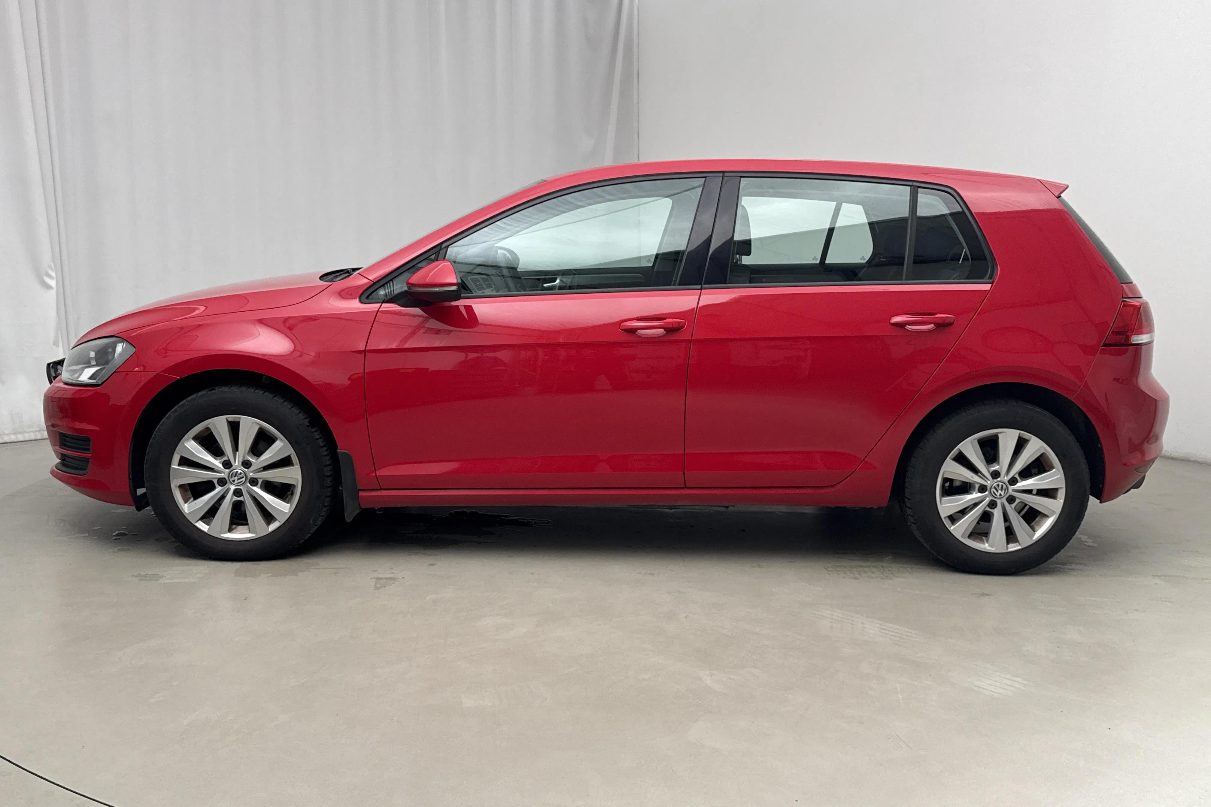 Presentationsfoto 2 av 15: VW Golf VII 1.2 TSI 5dr (110hk) - 13 434 mil - Automat - röd - 2016