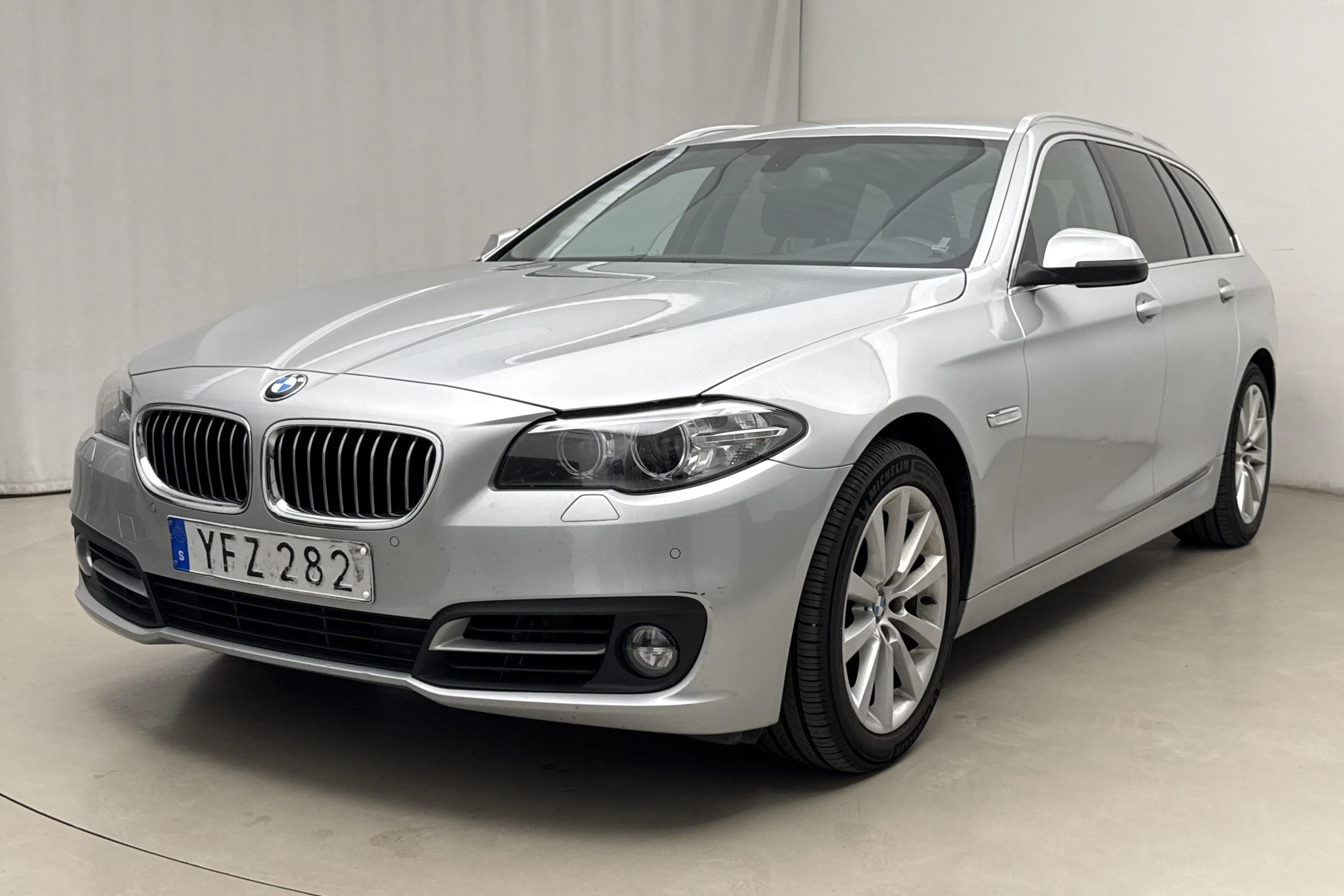 Presentationsfoto 1 av 15: BMW 520d xDrive Touring, F11 (190hk) - 14 112 mil - Automat - silver - 2017
