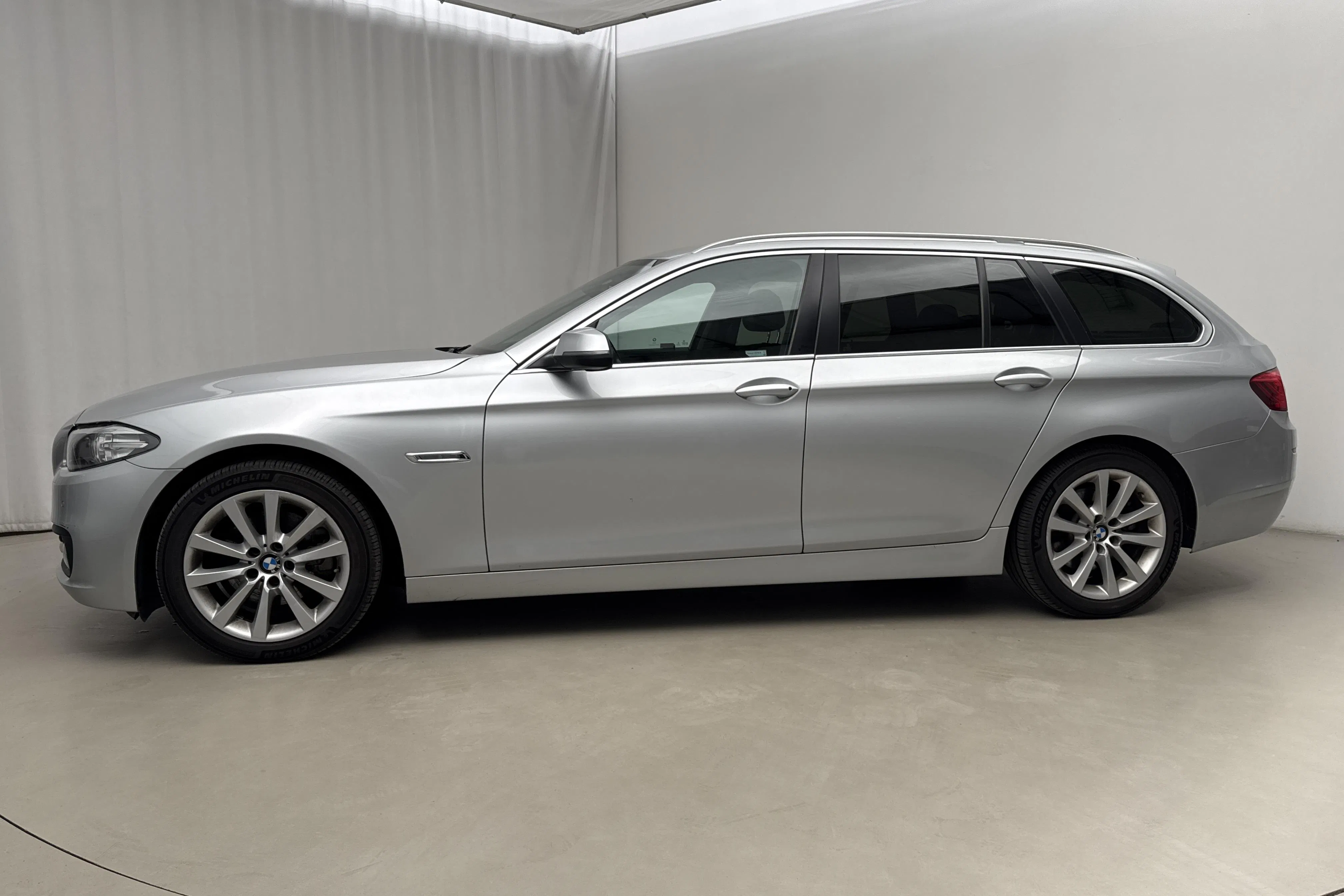 Presentationsfoto 2 av 15: BMW 520d xDrive Touring, F11 (190hk) - 14 112 mil - Automat - silver - 2017