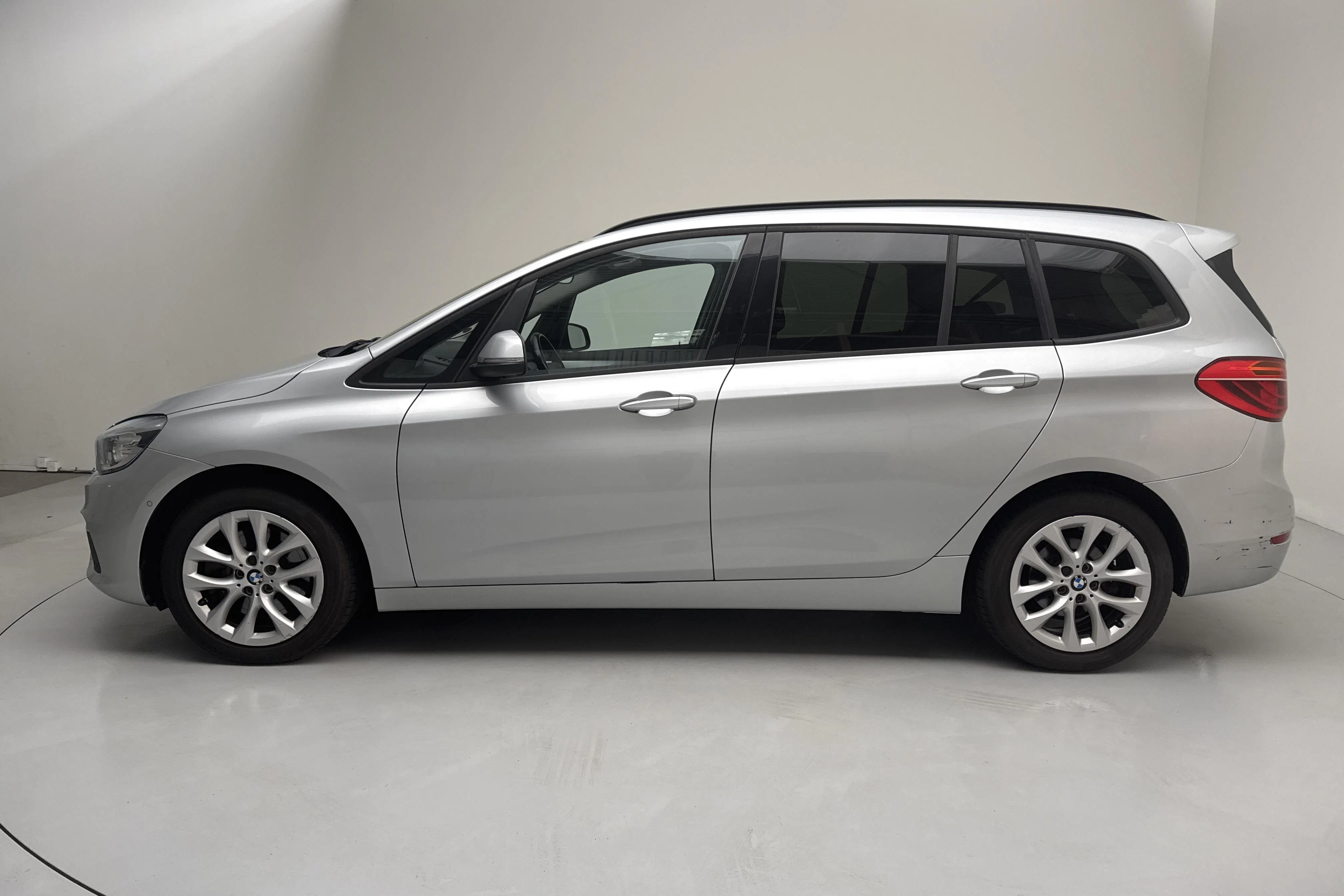Presentationsfoto 2 av 15: BMW 220d xDrive Gran Tourer, F46 (190hk) - 23 810 mil - Automat - silver - 2016