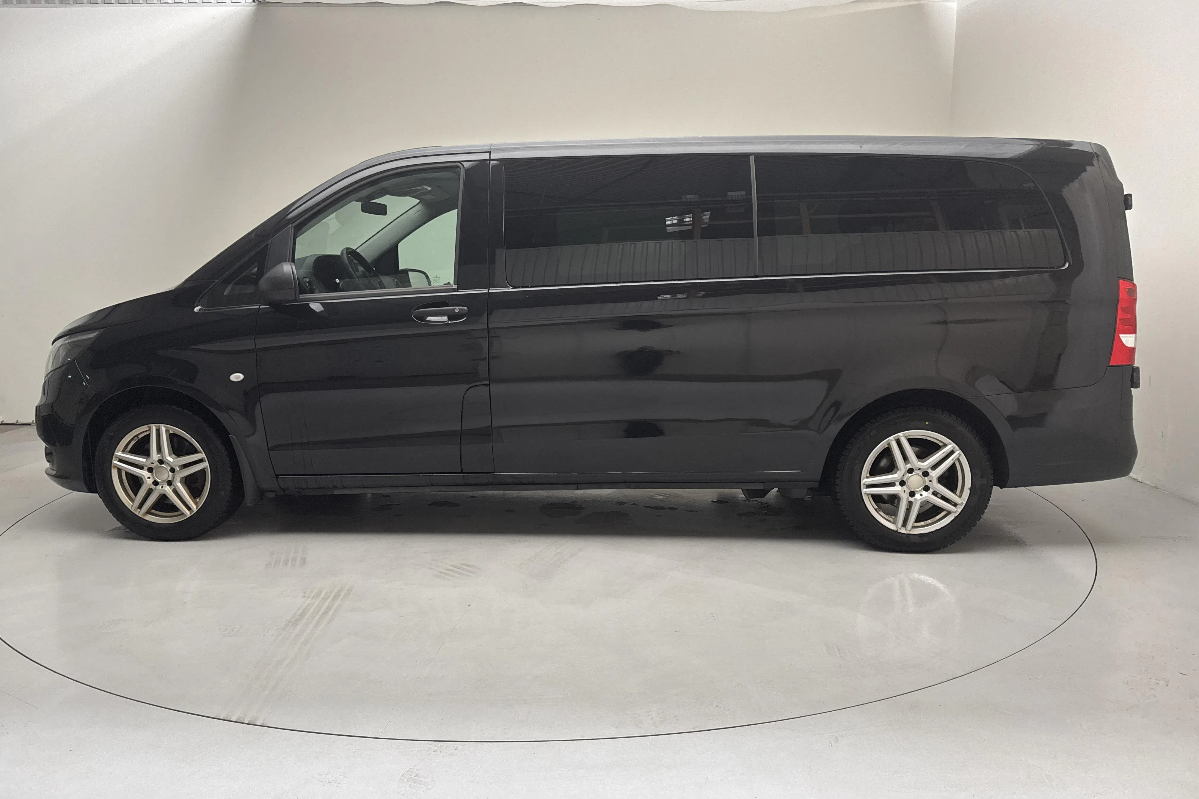 Presentation photo 2 of 15: Mercedes Vito Tourer 116 CDI W640 (163hk) - 242 810 km - Automatic - black - 2022