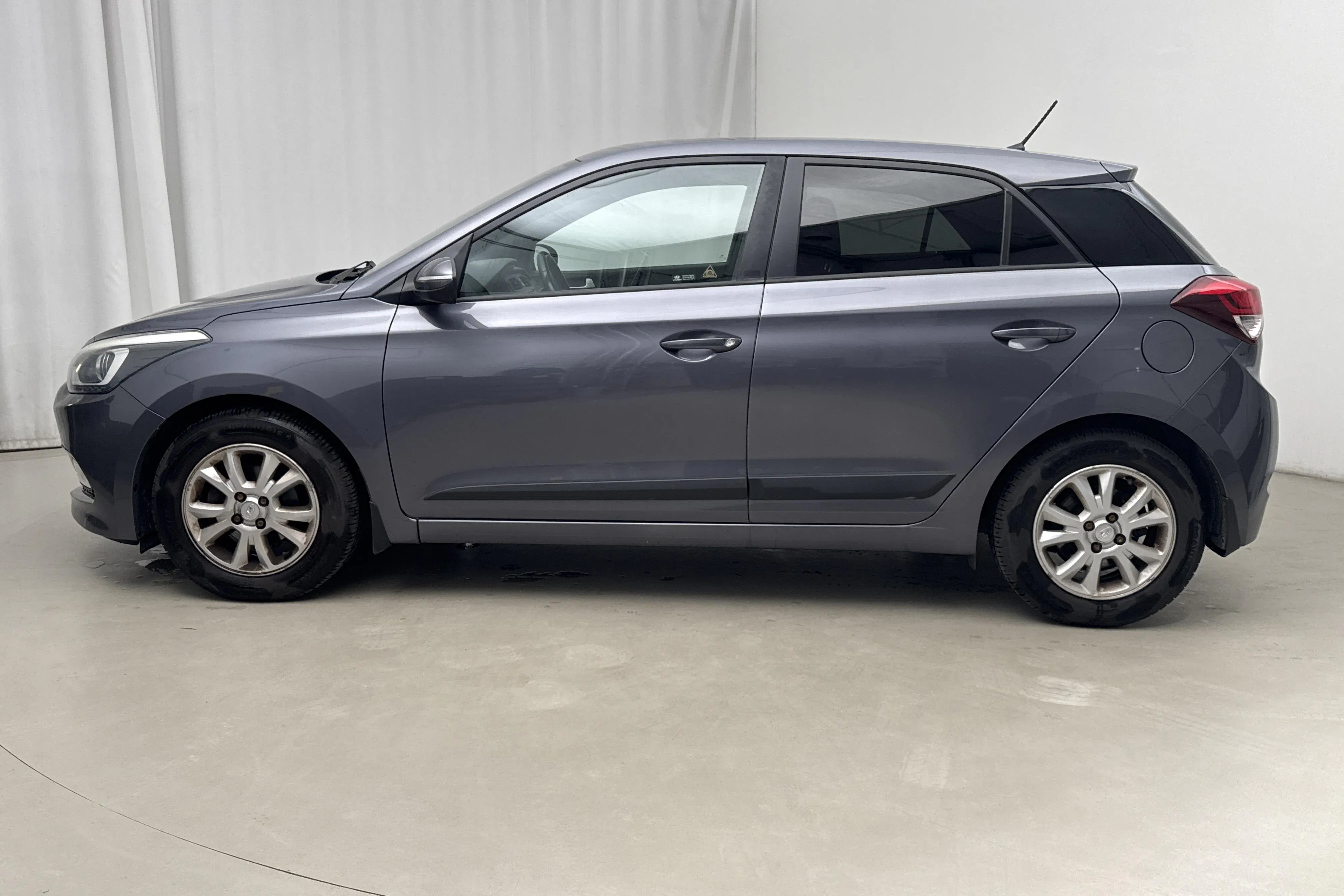 Presentationsfoto 2 av 14: Hyundai i20 1.2 (84hk) - 15 594 mil - Manuell - Mörkgrå - 2016