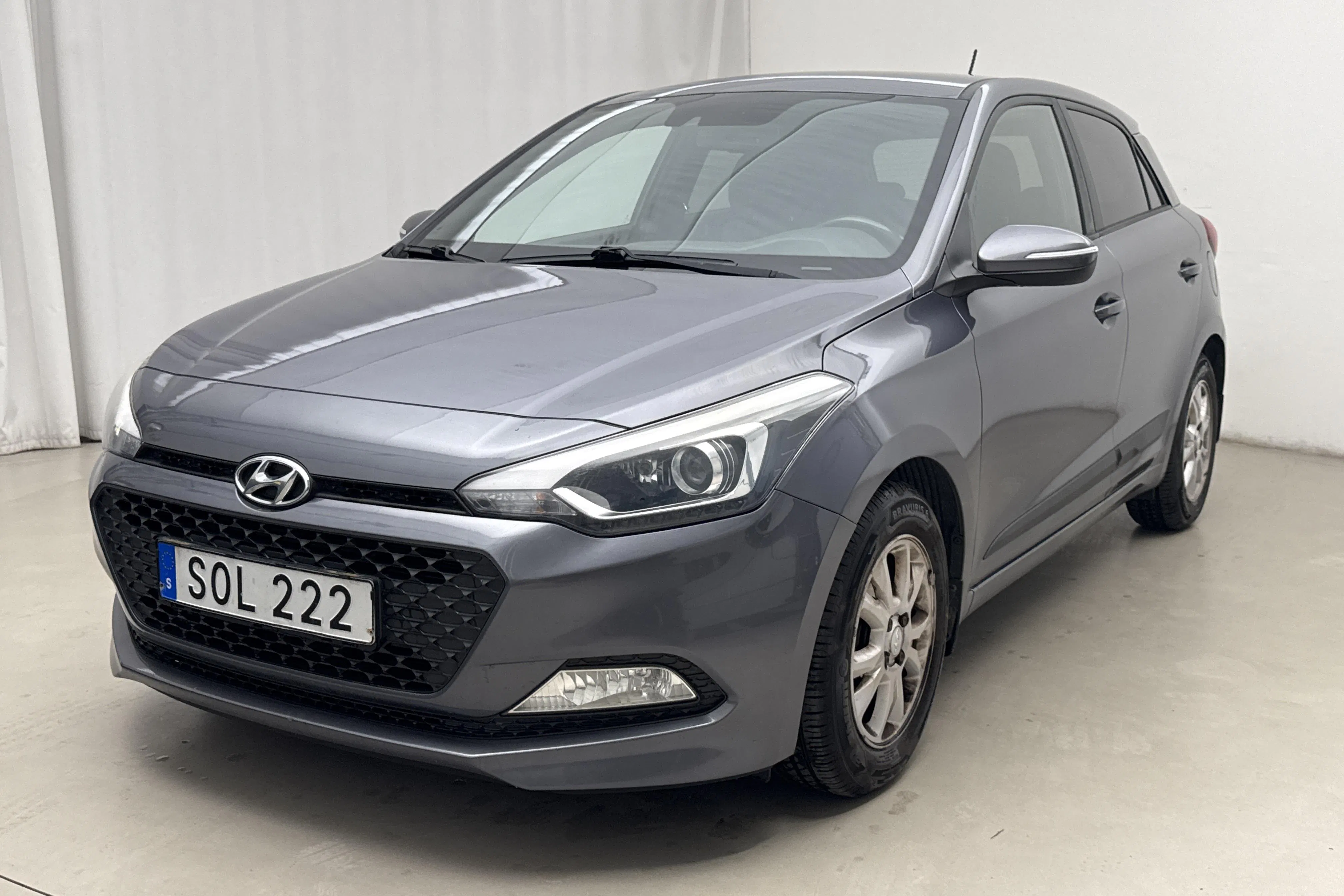 Presentationsfoto 1 av 14: Hyundai i20 1.2 (84hk) - 15 594 mil - Manuell - Mörkgrå - 2016