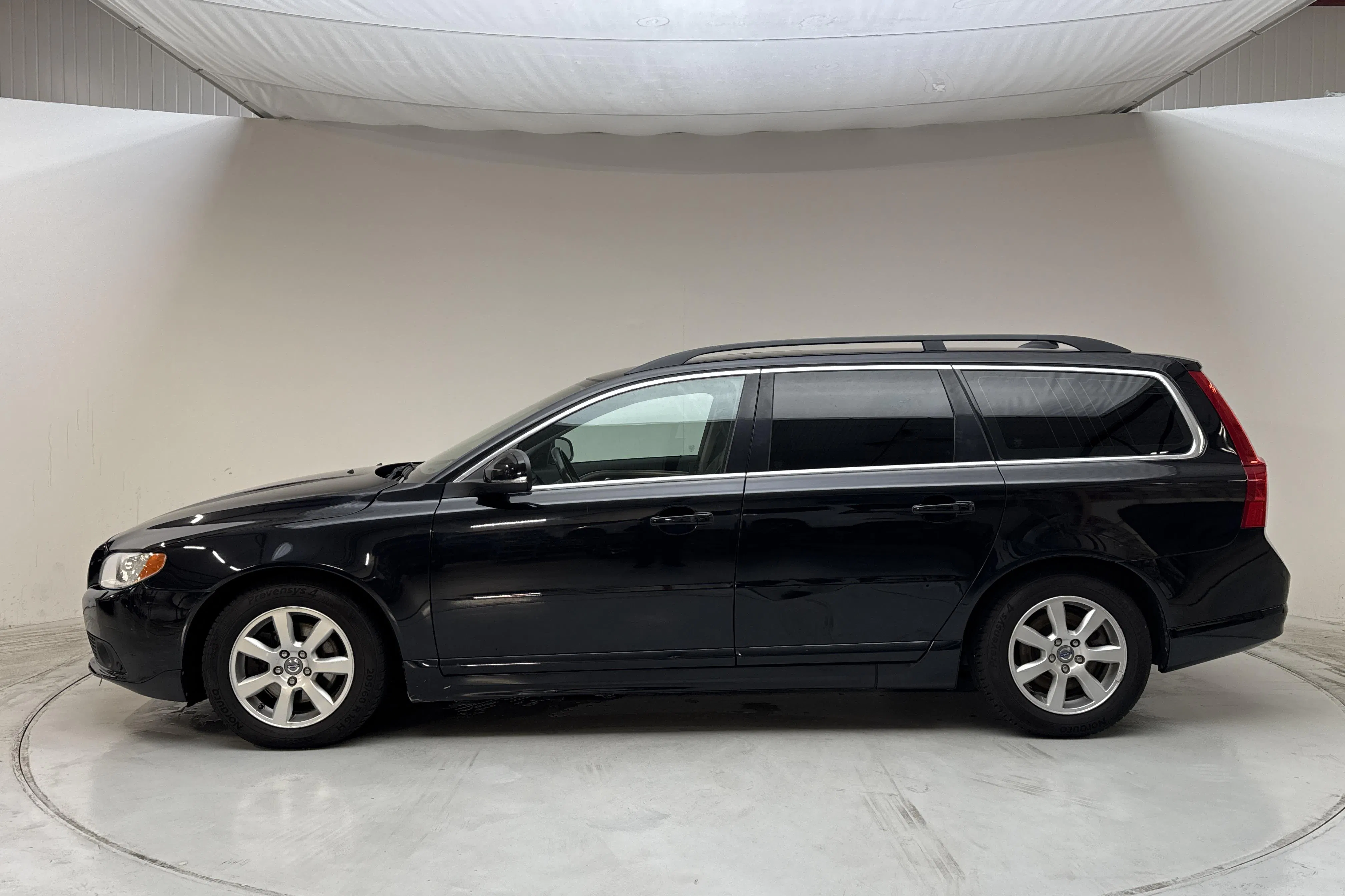 Presentationsfoto 2 av 15: Volvo V70 II D2 (115hk) - 12 642 mil - Automat - svart - 2013