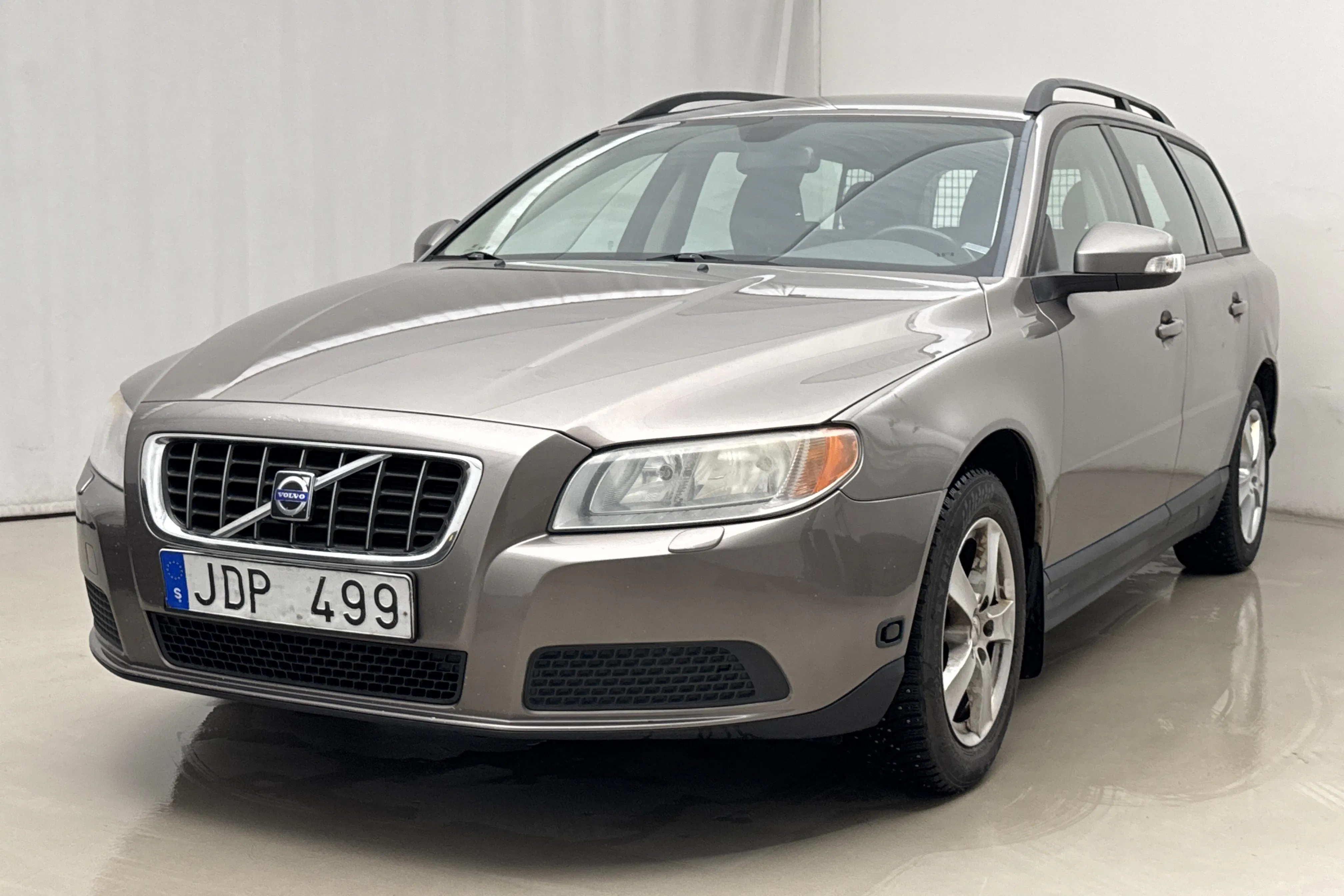 Presentationsfoto 1 av 16: Volvo V70 II 2.0F (145hk) - 21 667 mil - Manuell - grå - 2009