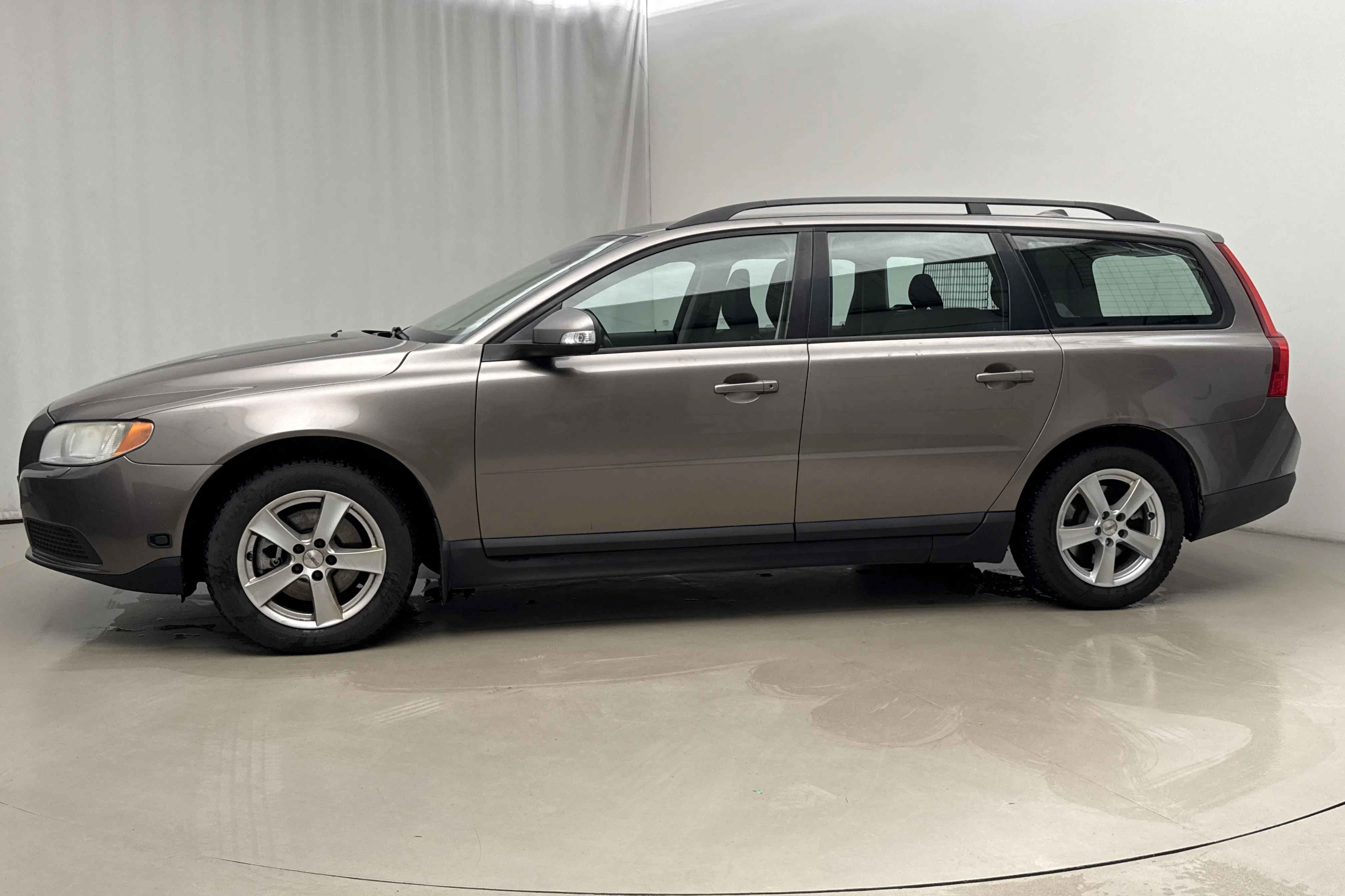 Presentationsfoto 2 av 16: Volvo V70 II 2.0F (145hk) - 21 667 mil - Manuell - grå - 2009