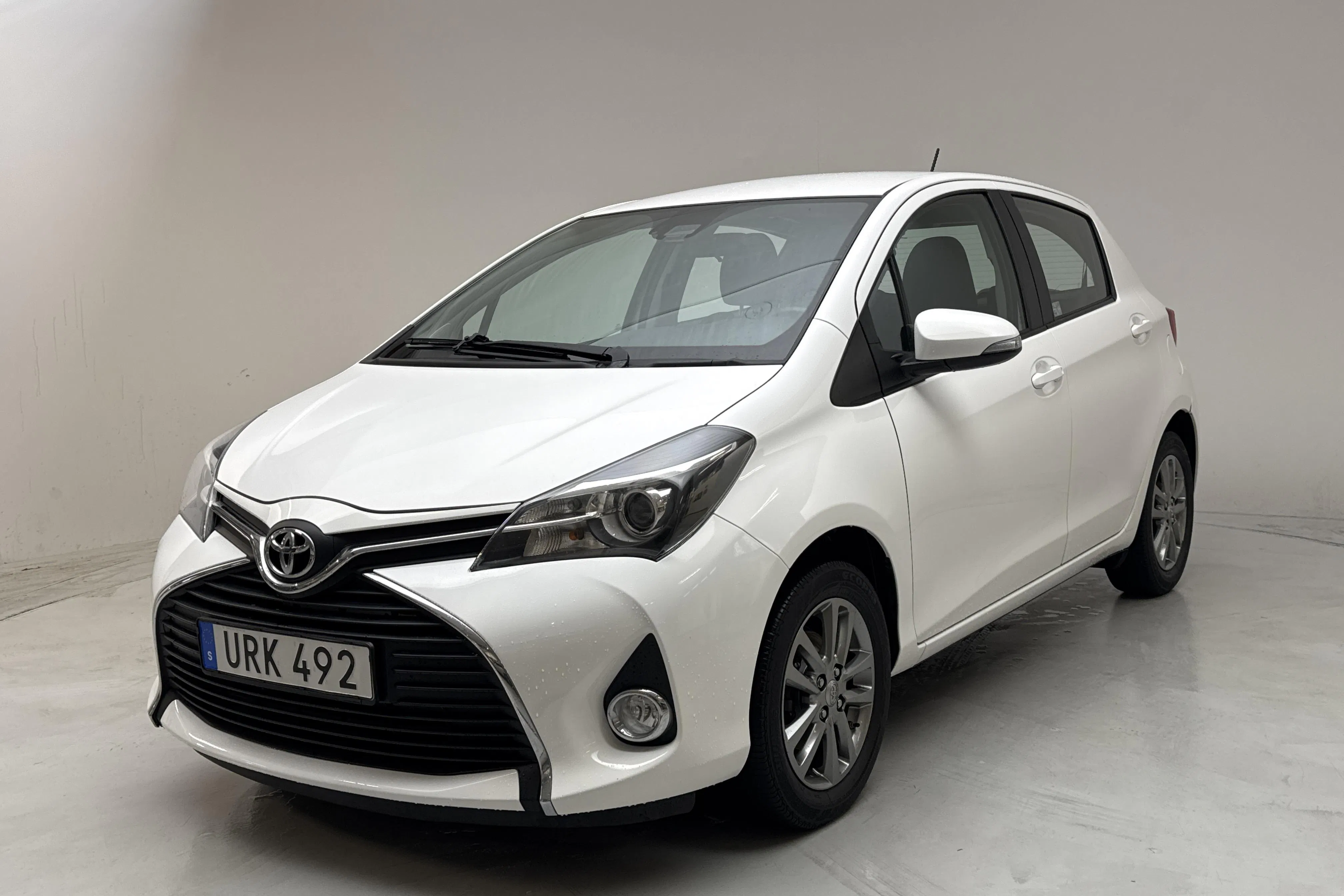Presentationsfoto 1 av 12: Toyota Yaris 1.33 5dr (100hk) - 5 222 mil - Manuell - vit - 2016