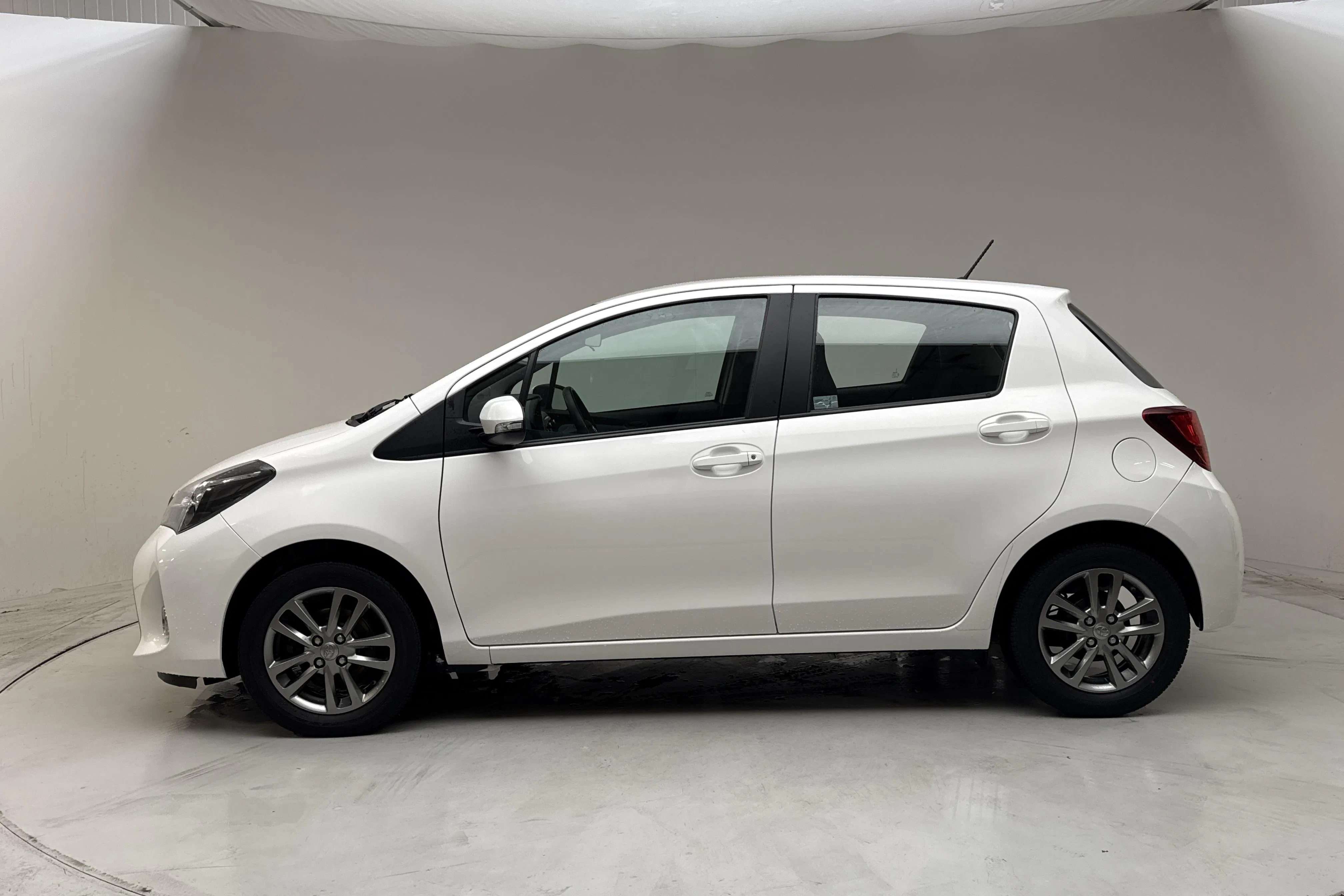 Presentationsfoto 2 av 12: Toyota Yaris 1.33 5dr (100hk) - 5 222 mil - Manuell - vit - 2016