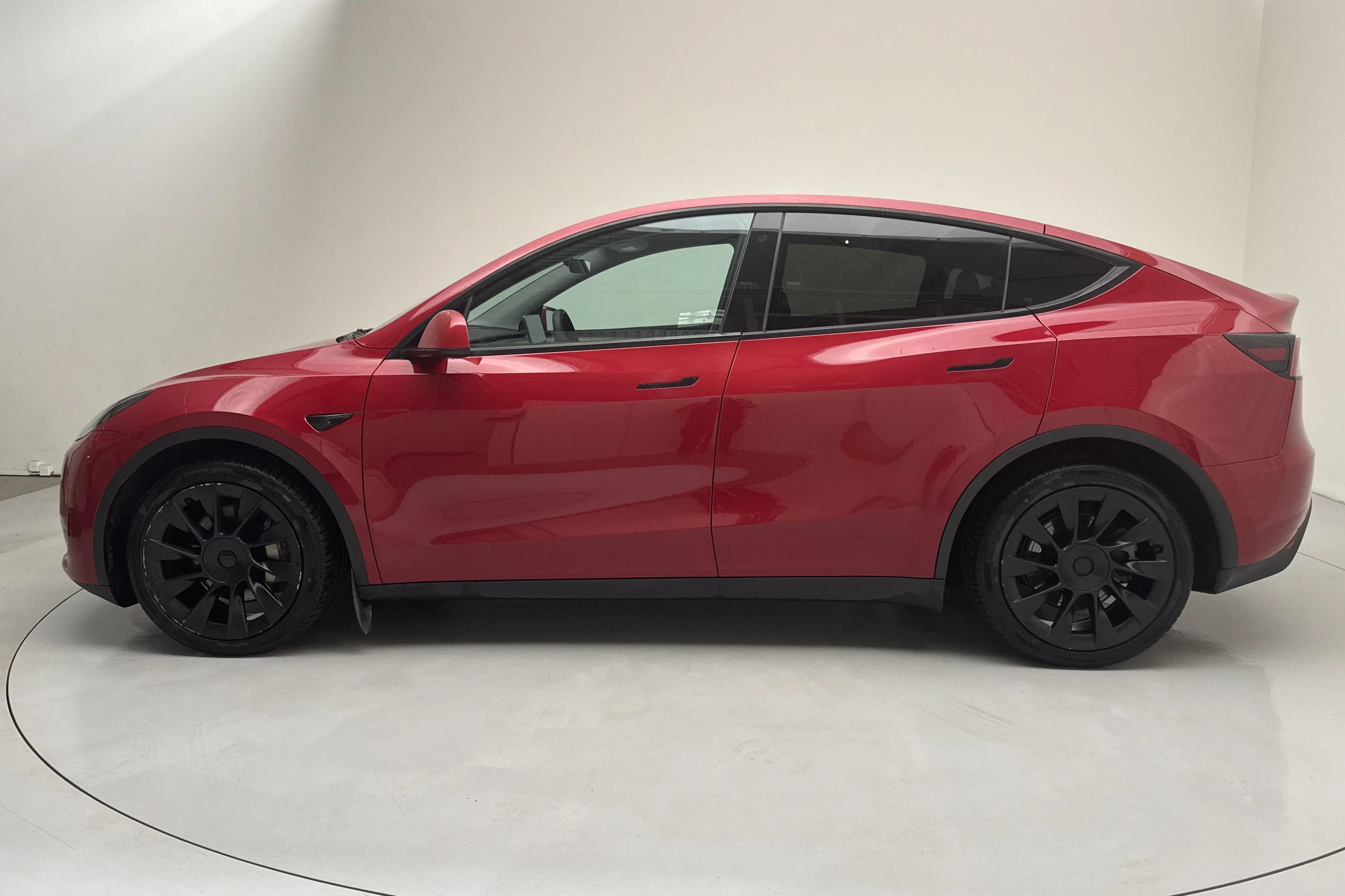 Presentationsfoto 2 av 18: Tesla Model Y Long Range Dual Motor AWD - 16 770 mil - Automat - röd - 2022