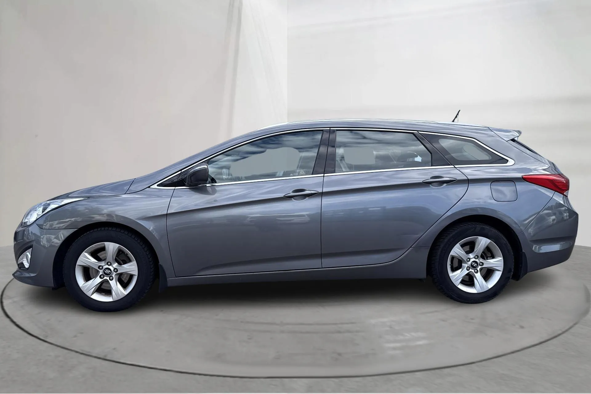 Presentationsfoto 2 av 14: Hyundai i40 1.7 CRDi Kombi (136hk) - 11 636 mil - Automat - silver - 2014
