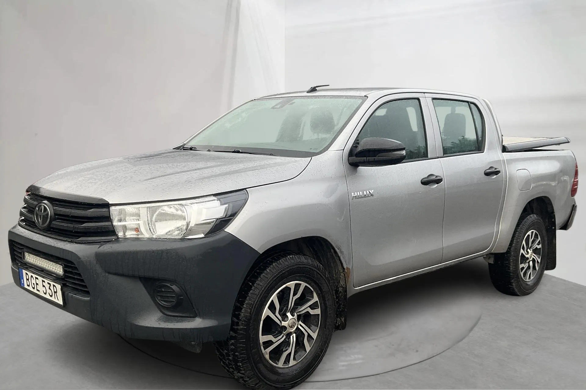 Presentationsfoto 1 av 14: Toyota Hilux 2.4 D 4WD (150hk) - 17 437 mil - Manuell - silver - 2019
