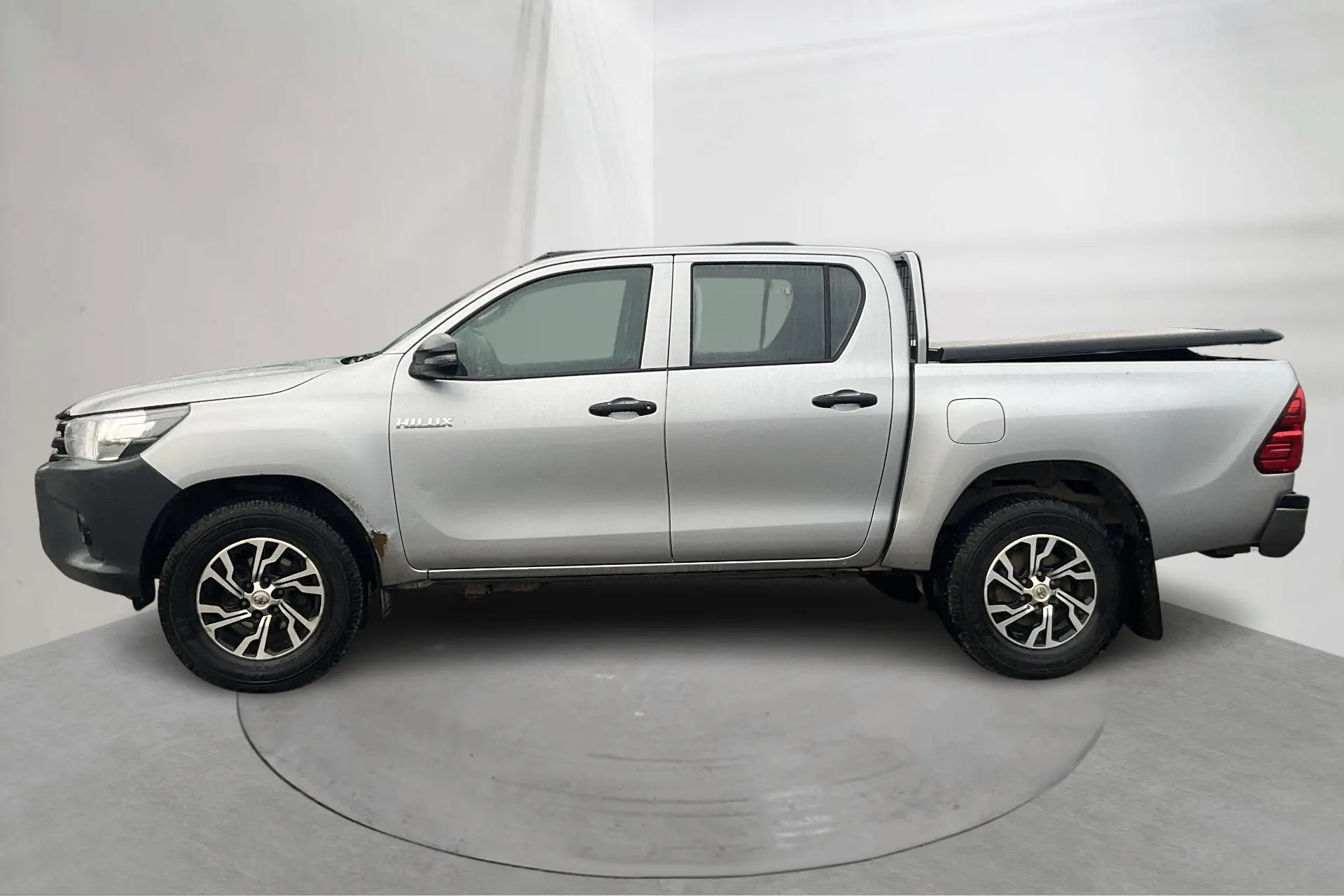 Presentationsfoto 2 av 14: Toyota Hilux 2.4 D 4WD (150hk) - 17 437 mil - Manuell - silver - 2019