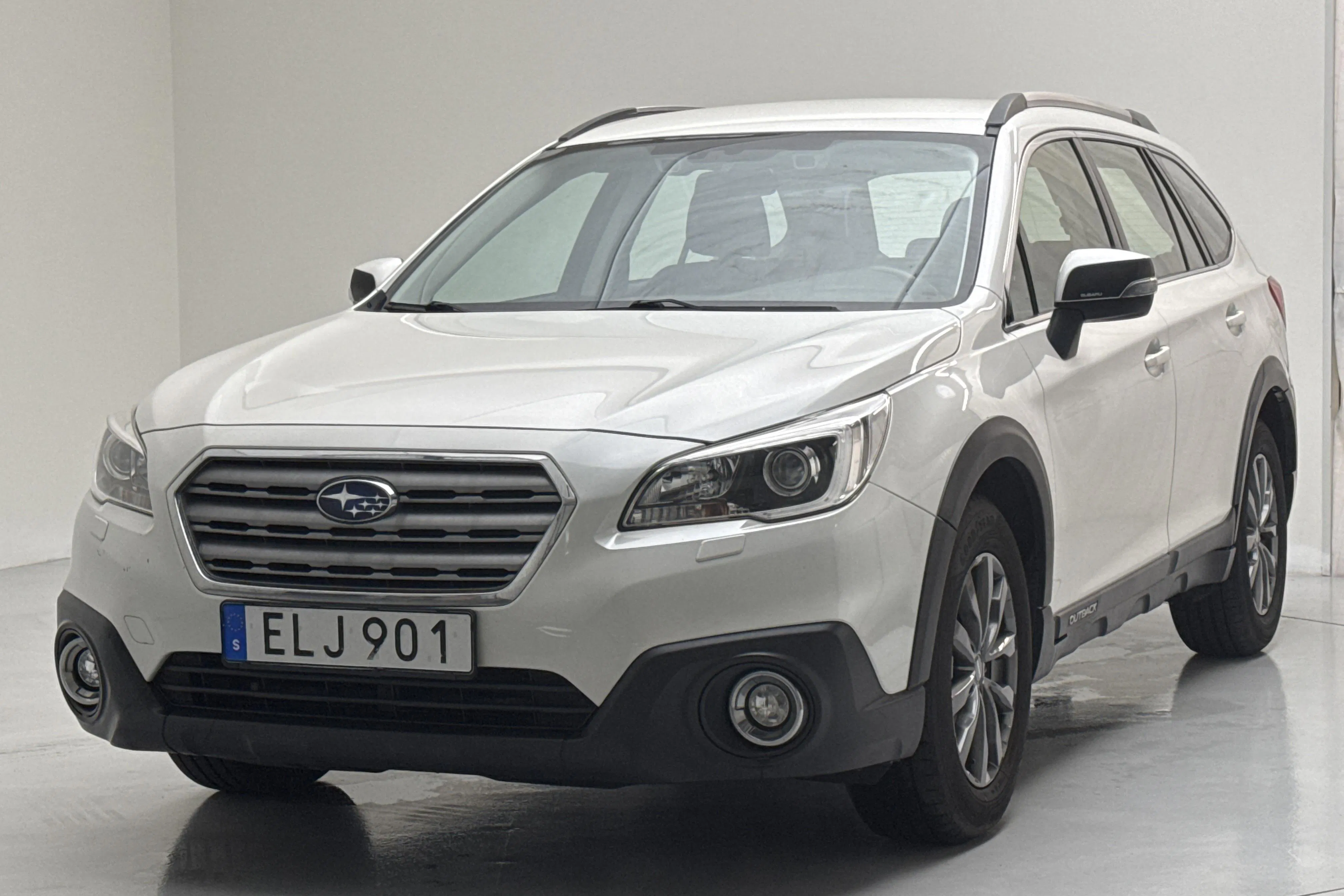 Presentationsfoto 1 av 13: Subaru Outback 2.0D (150hk) - 19 013 mil - Automat - vit - 2015