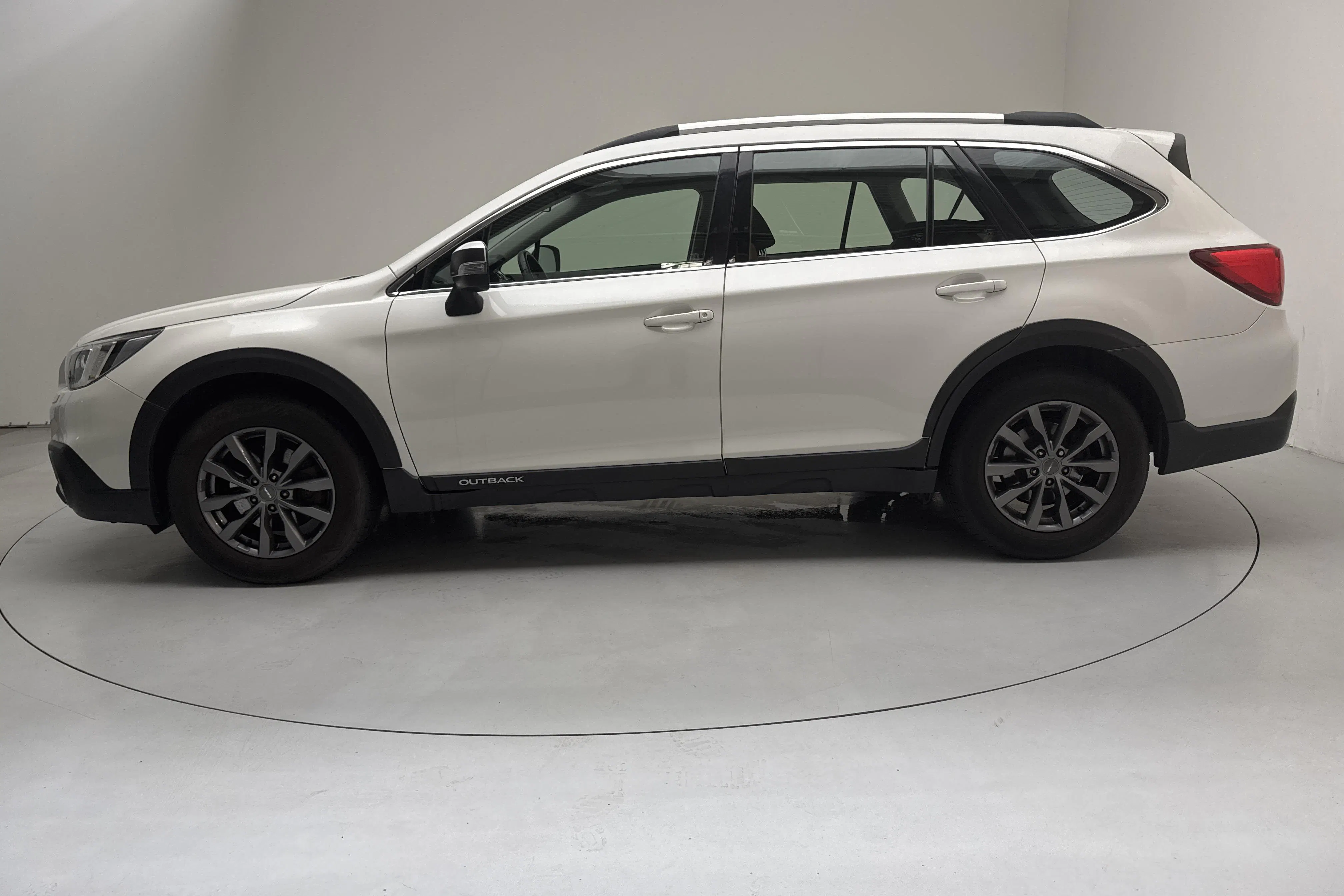Presentationsfoto 2 av 13: Subaru Outback 2.0D (150hk) - 19 013 mil - Automat - vit - 2015