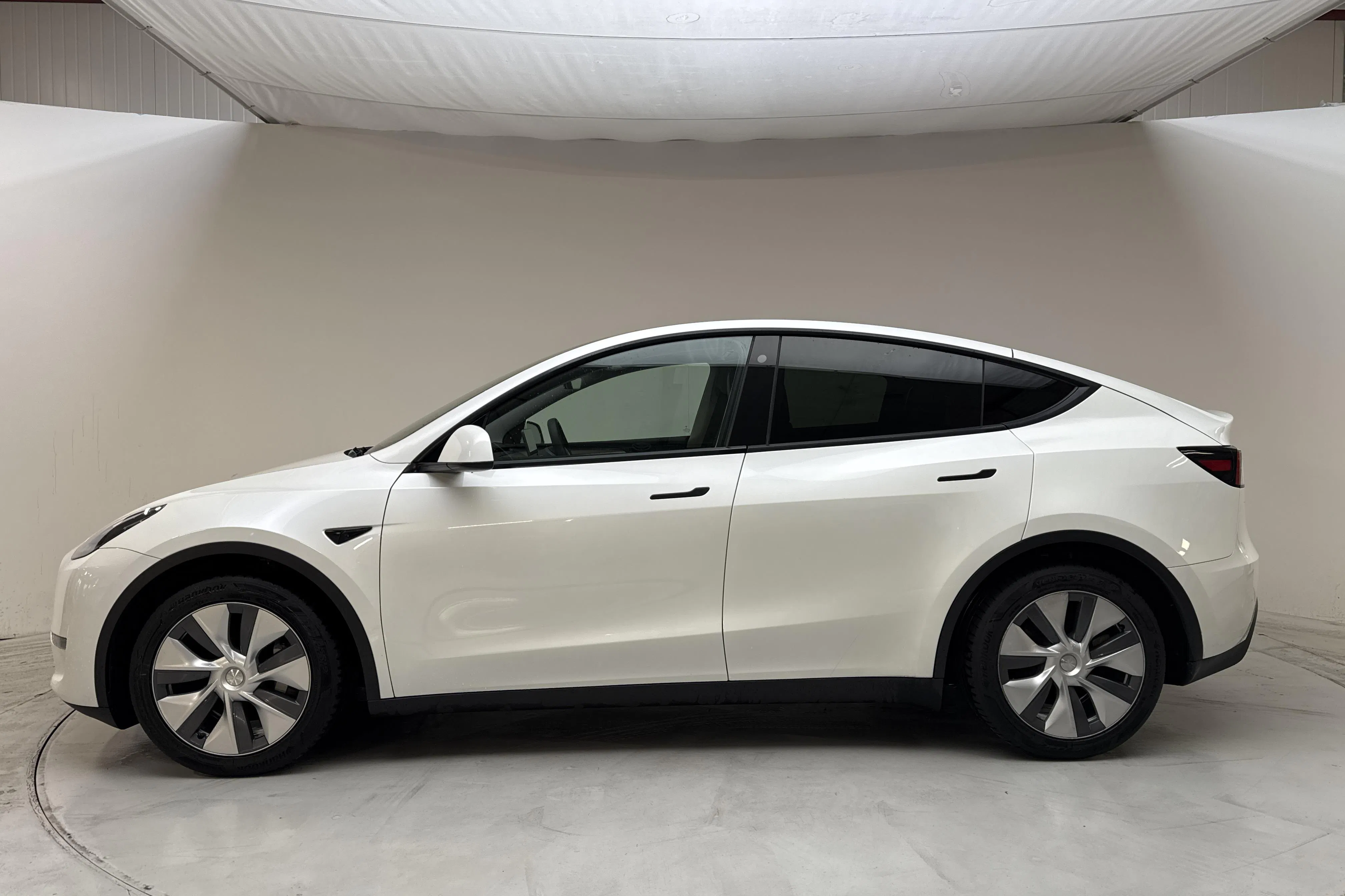 Presentationsfoto 2 av 17: Tesla Model Y Long Range Dual Motor AWD - 16 490 mil - Automat - vit - 2023