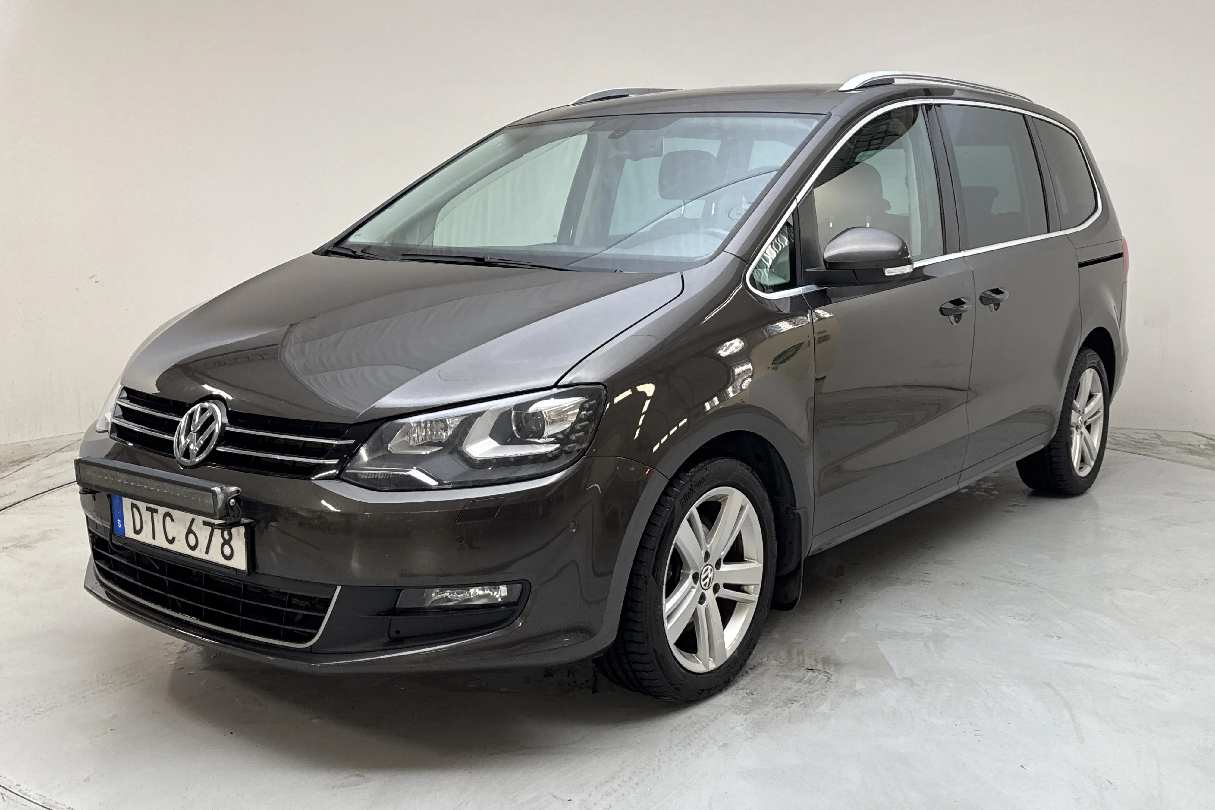 Presentationsfoto 1 av 15: VW Sharan 2.0 TDI BlueMotion Technology (140hk) - 18 905 mil - Manuell - Mörkbrun - 2015
