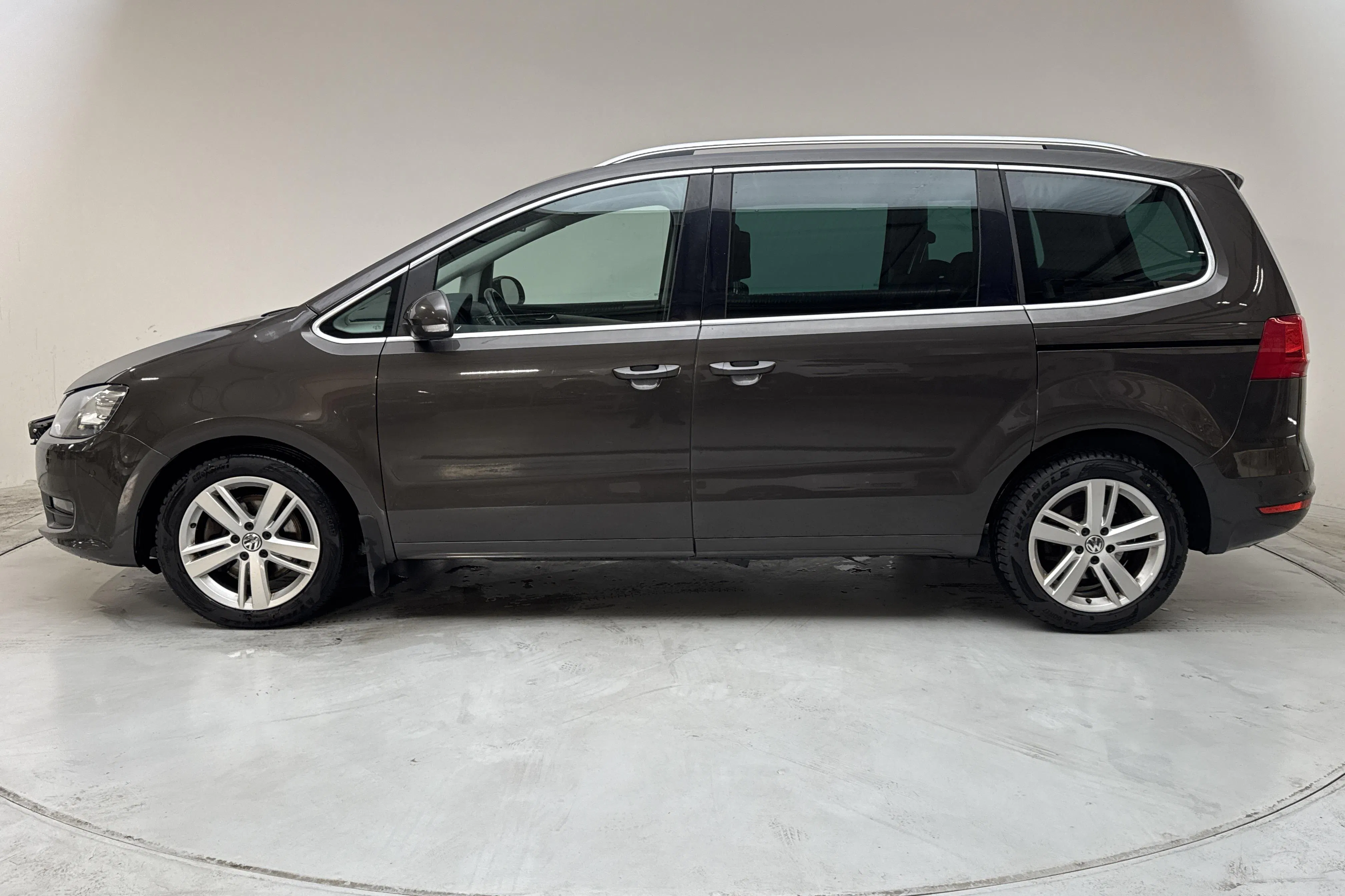 Presentationsfoto 2 av 15: VW Sharan 2.0 TDI BlueMotion Technology (140hk) - 18 905 mil - Manuell - Mörkbrun - 2015