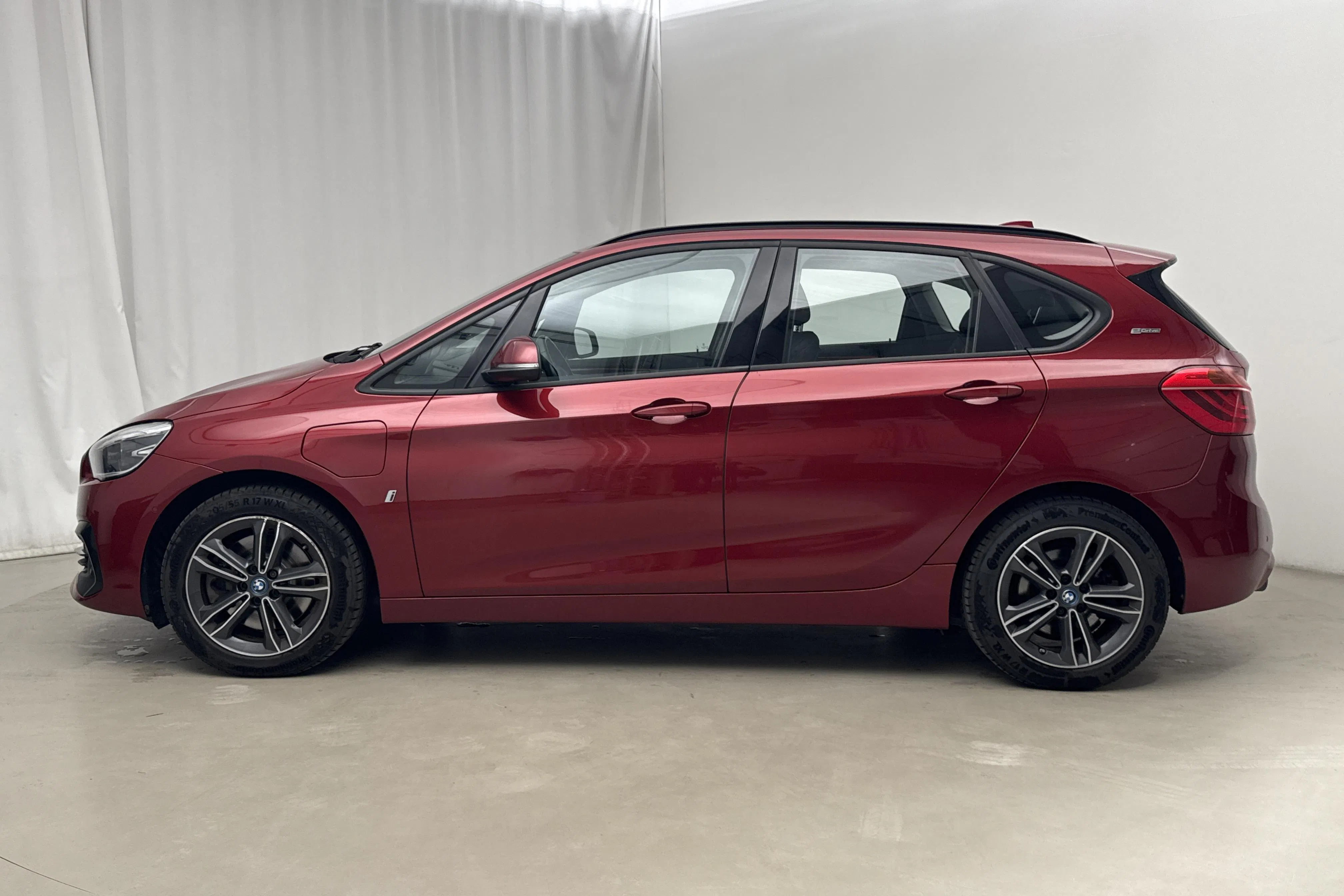 Presentationsfoto 2 av 19: BMW 225xe Active Tourer LCI, F45 (224hk) - 9 652 mil - Automat - röd - 2019