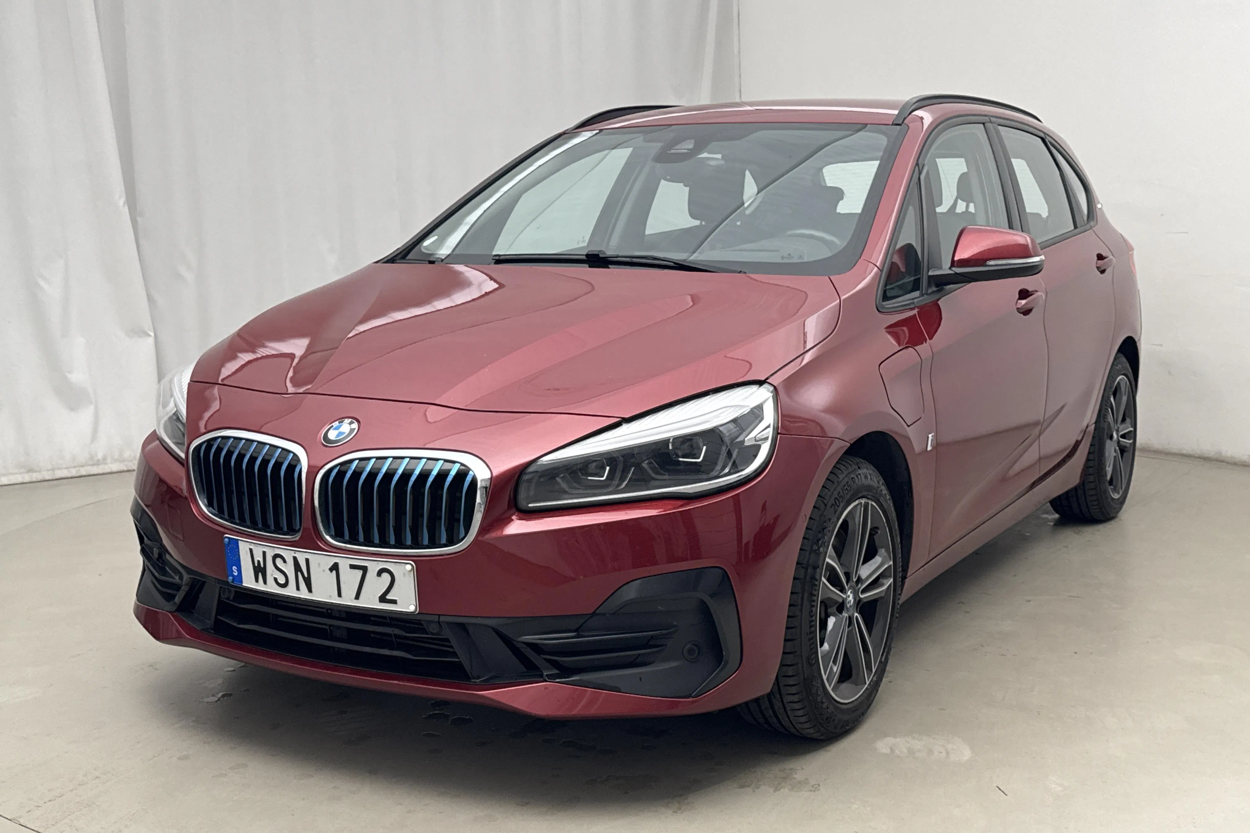 Presentationsfoto 1 av 19: BMW 225xe Active Tourer LCI, F45 (224hk) - 9 652 mil - Automat - röd - 2019